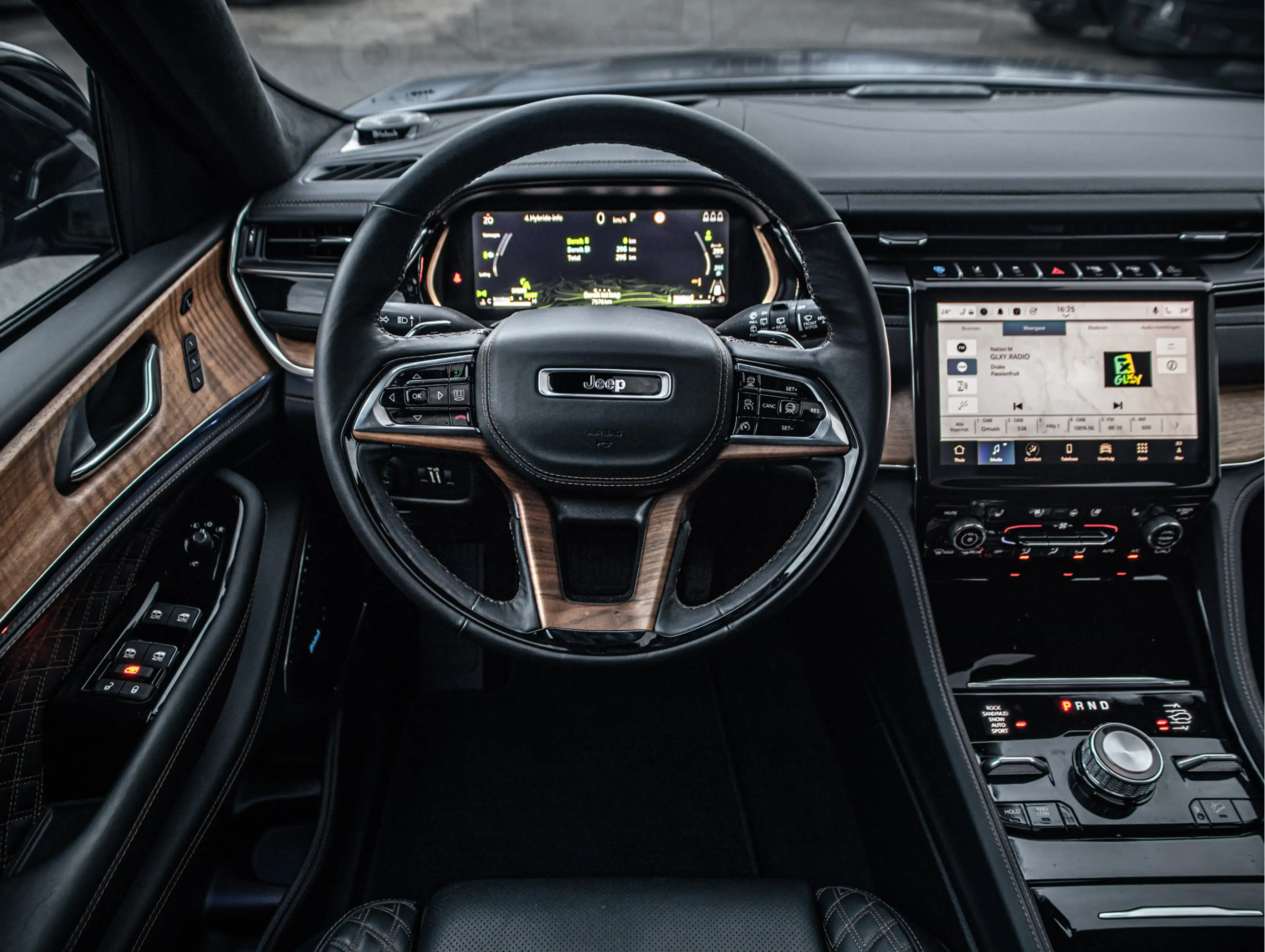 Jeep Grand Cherokee | 2.0 Summit Reserve 380 PK | 4xe hybrid | Black E — photo 10