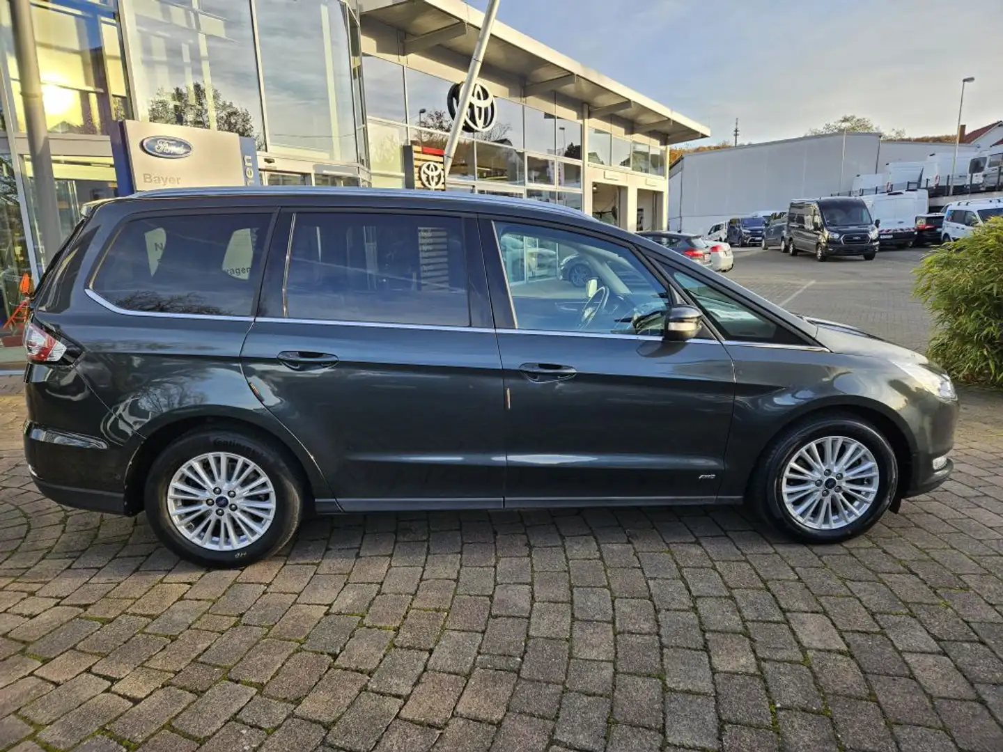 Ford Galaxy 2.0 EcoBlue Allrad Aut. Titanium Gris - 2