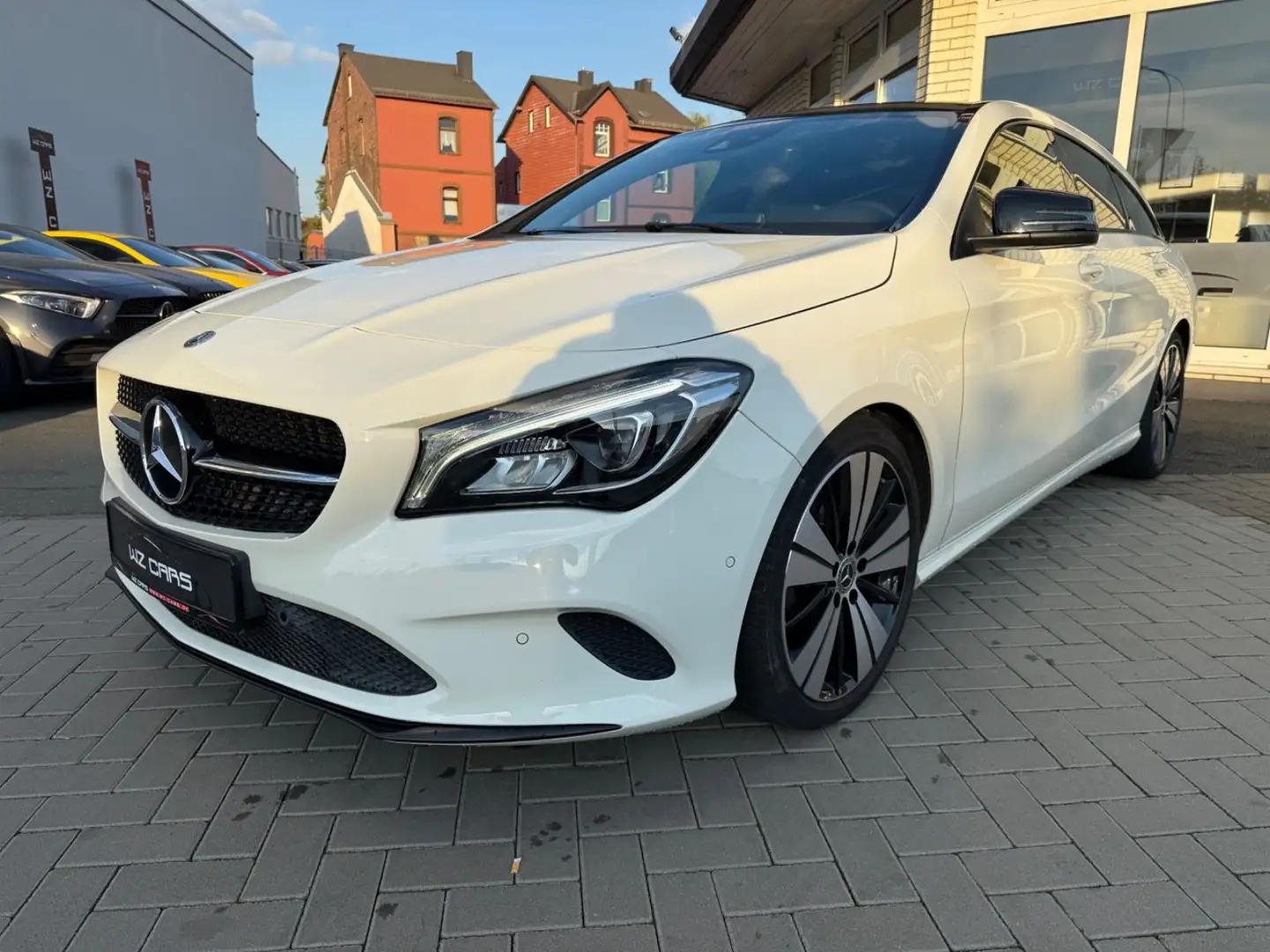 Mercedes-Benz CLA 200 Shooting Brake NAVI KLIMA PDC PANO Blanc - 1
