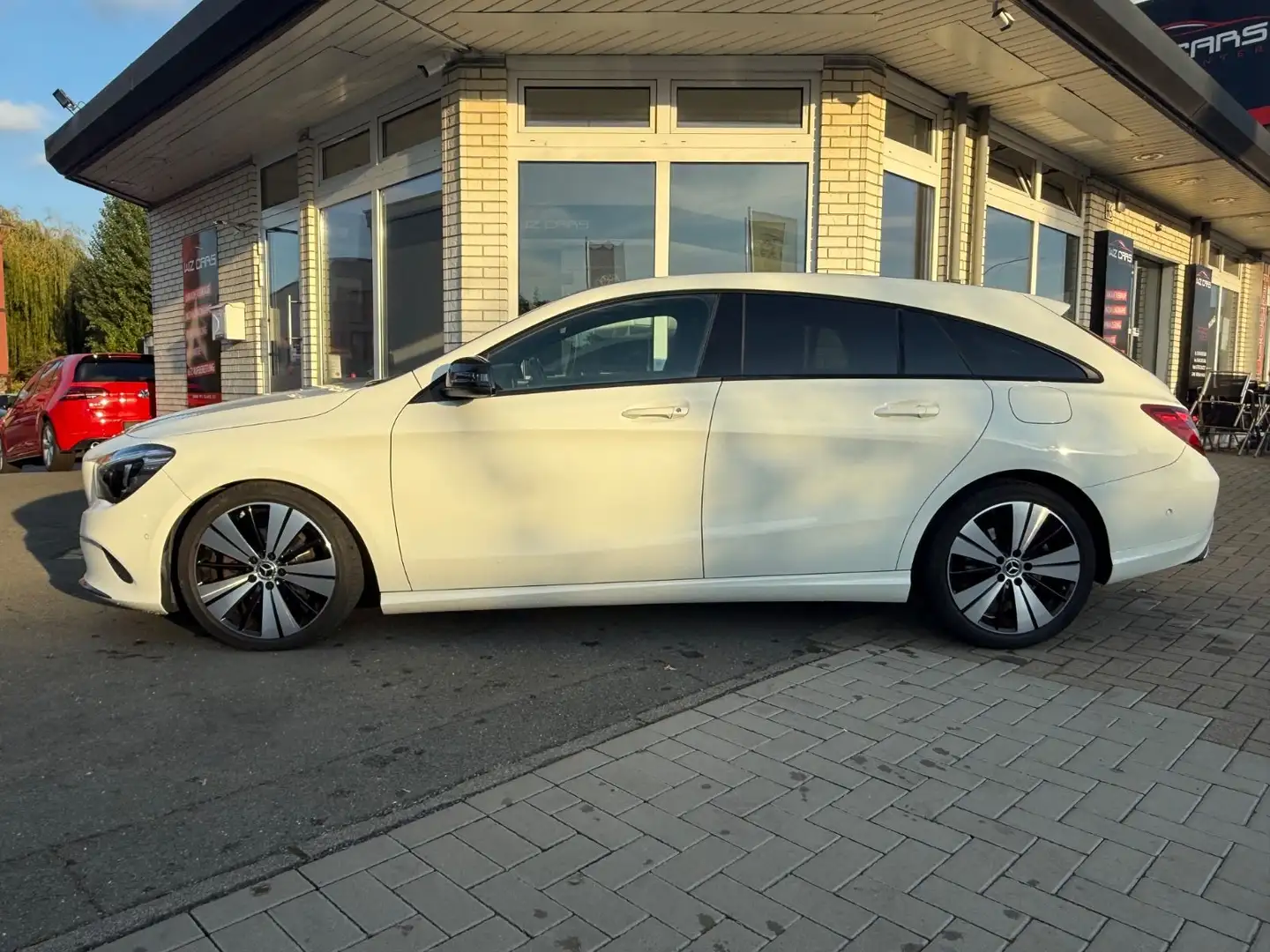 Mercedes-Benz CLA 200 Shooting Brake NAVI KLIMA PDC PANO Blanc - 2