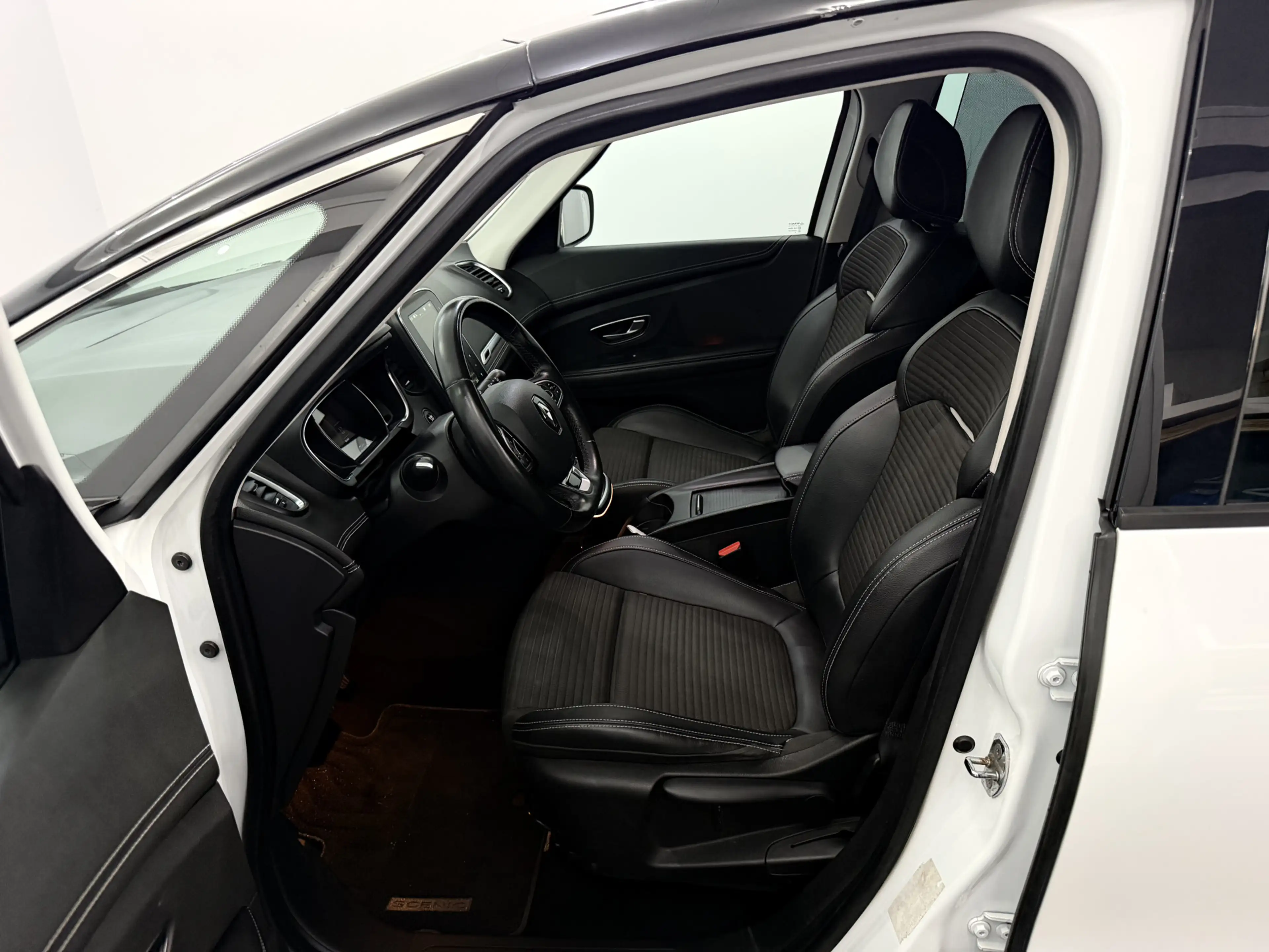 Renault Grand Scenic 1.3 TCe Bose 7p. Camera, Navi, Half leder, Keyless — photo 8