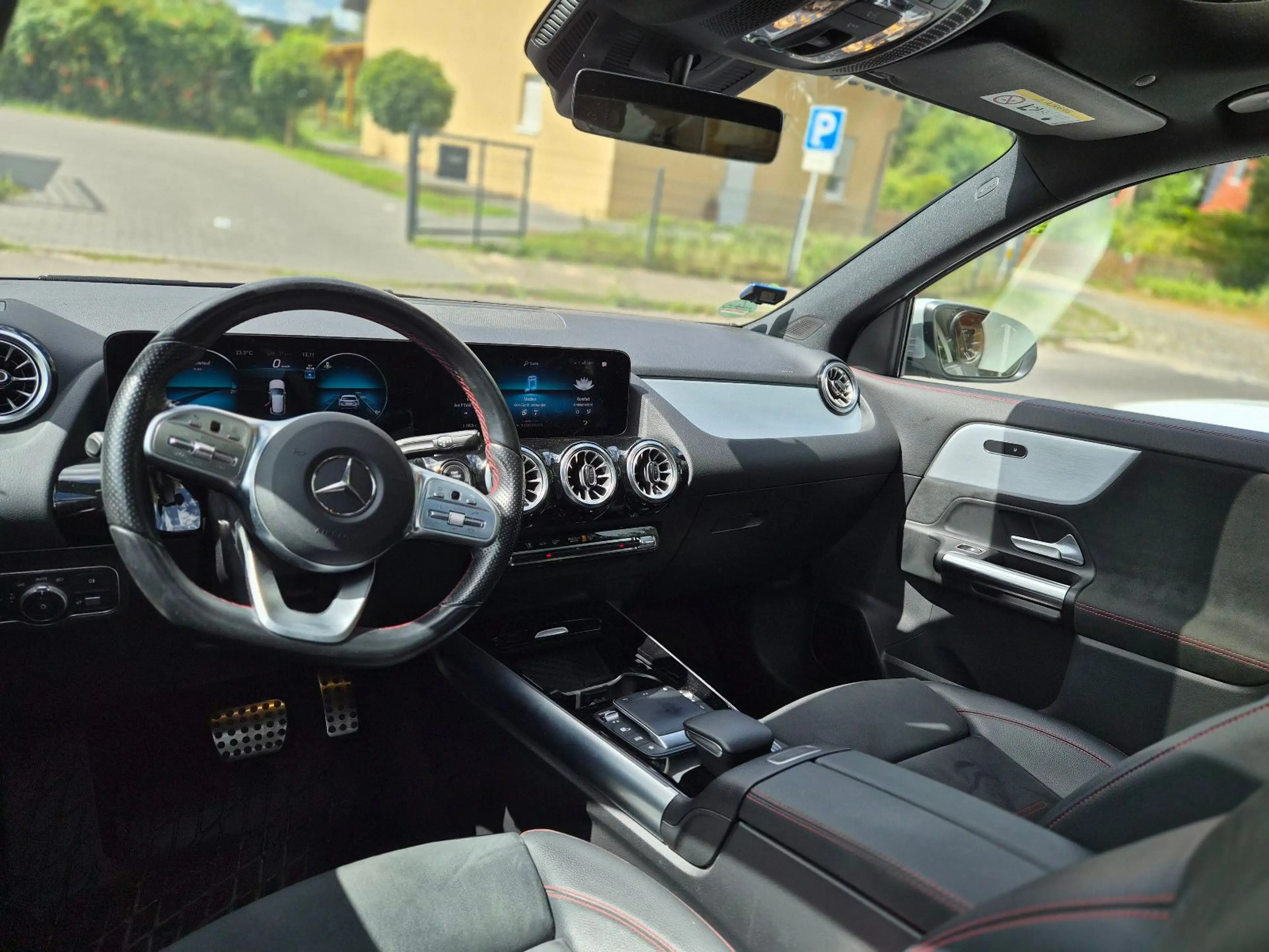 Mercedes-Benz GLA 250 4Matic AMG Line Panorama/LED/AHK — photo 15