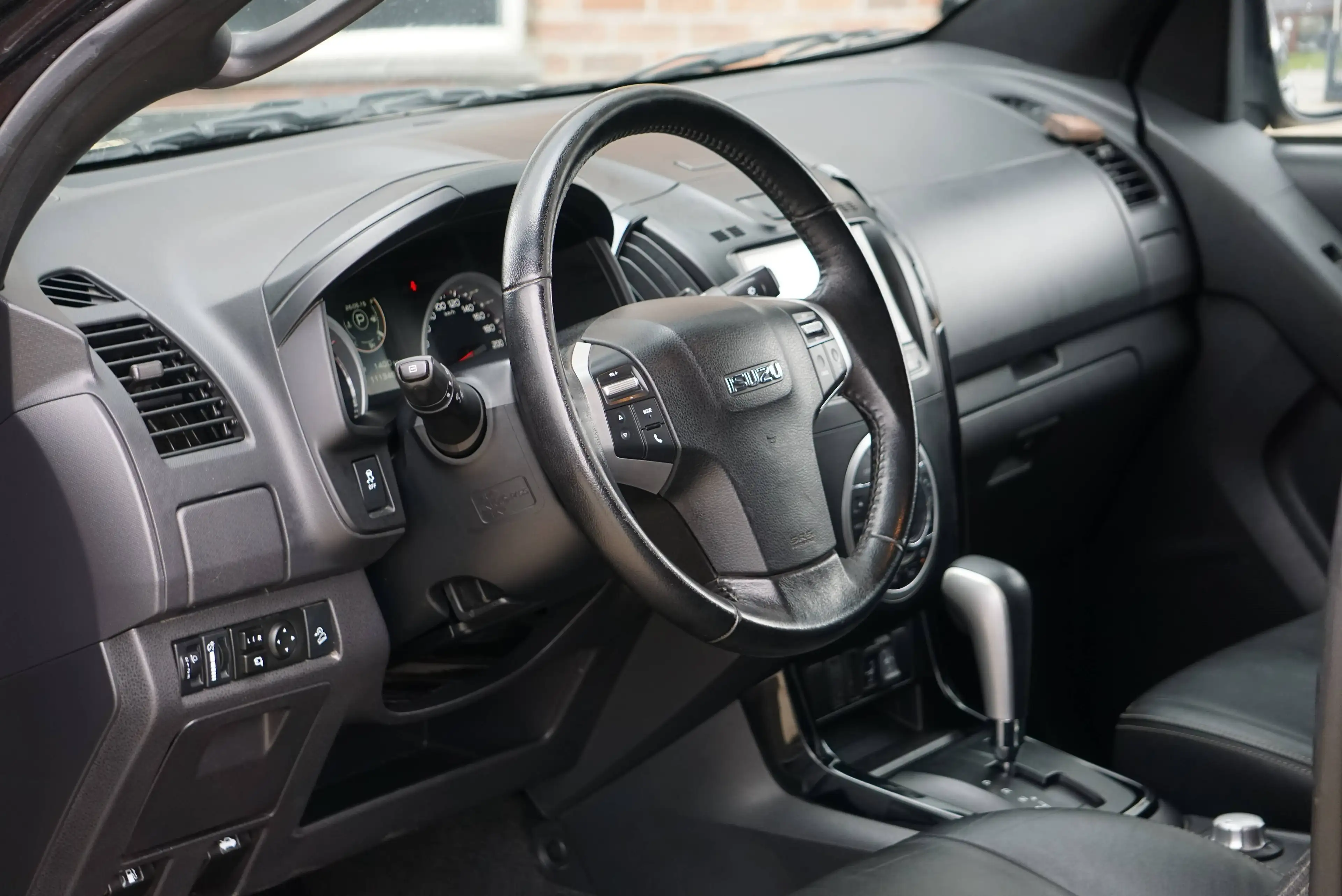Isuzu D-Max 2.5 Turbo Di 4WD LSX Generation Design TVA-BTW RECUP AUTO CAMERA HARDTOP — photo 6