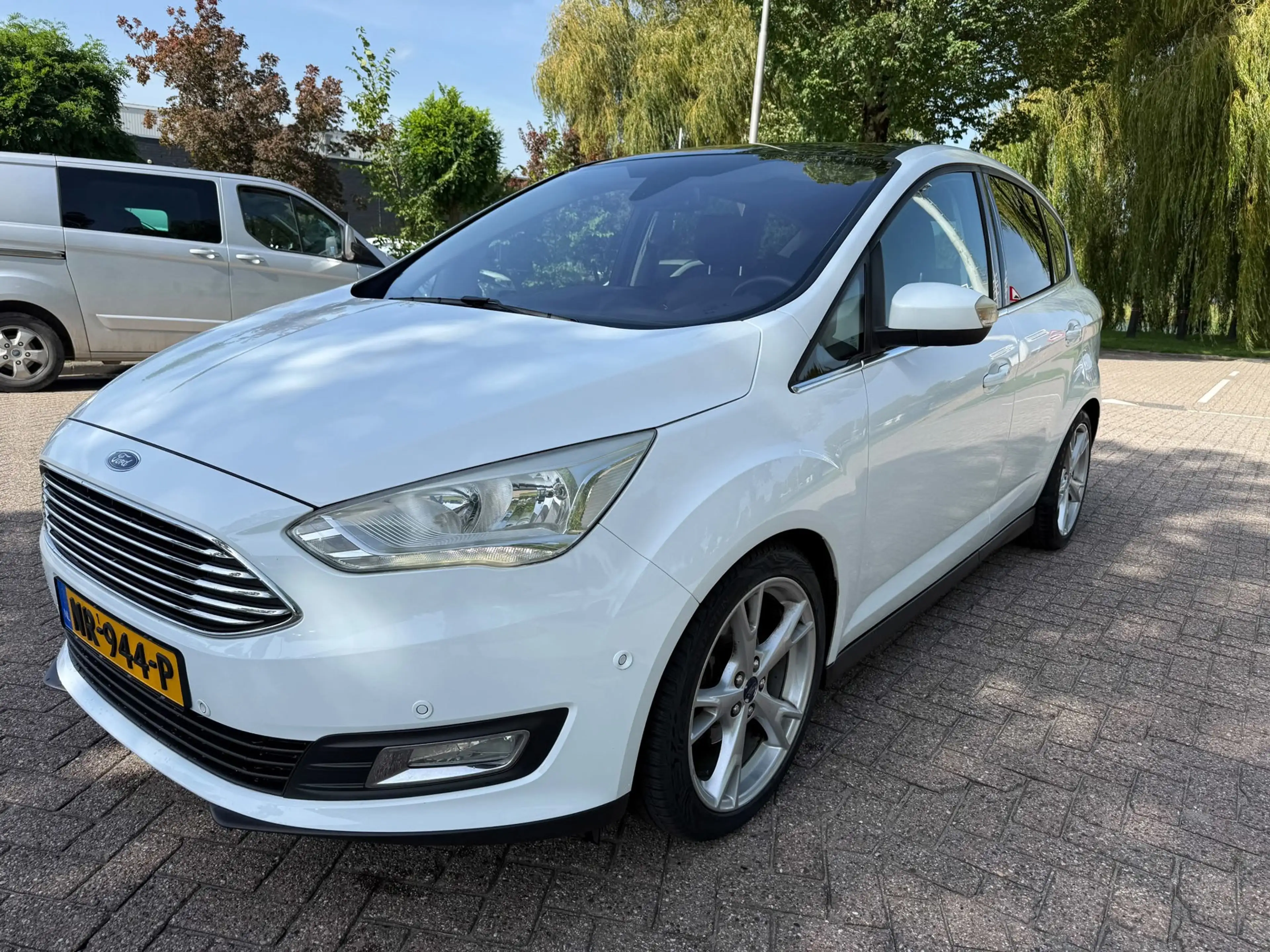 Ford C-Max 1.0 Titanium — photo 2