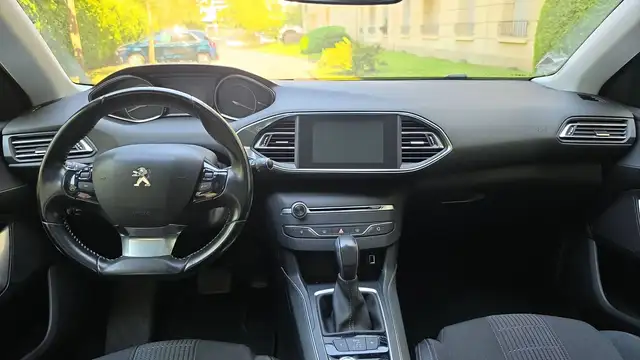Peugeot 308 view 11