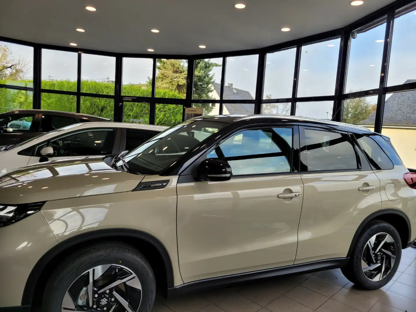 Suzuki Vitara 1.4 Mild-Hybrid Comfort+ 4x4*Pano*ACC*eCall* Beige - 2