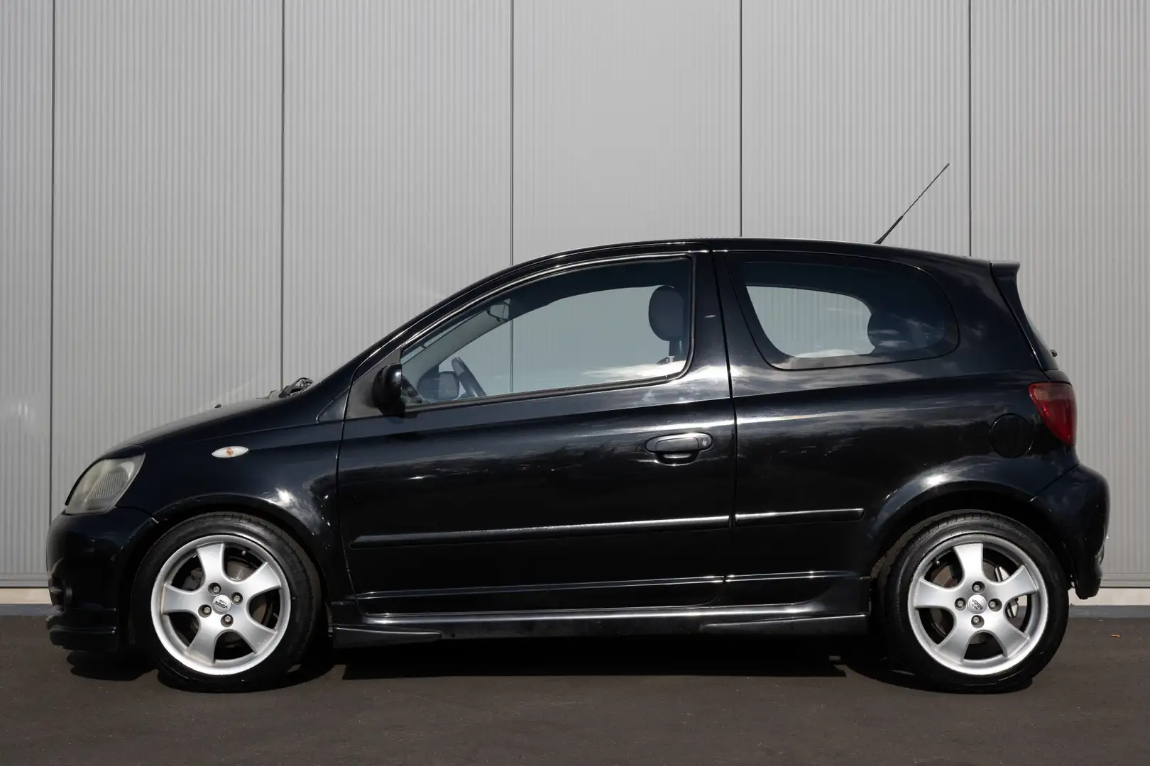 Toyota Yaris 1.5-16V VVT-i T-Sport lmv sportpakket 107PK Černá - 2