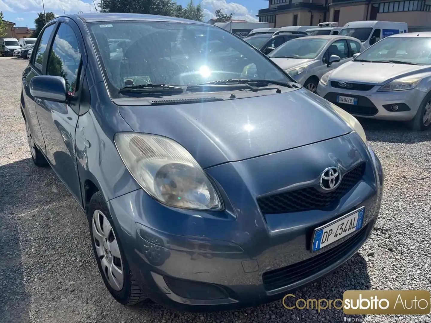 Toyota Yaris 1.0 5 porte Sol ( Garanzia 12 Mesi) Grigio - 1