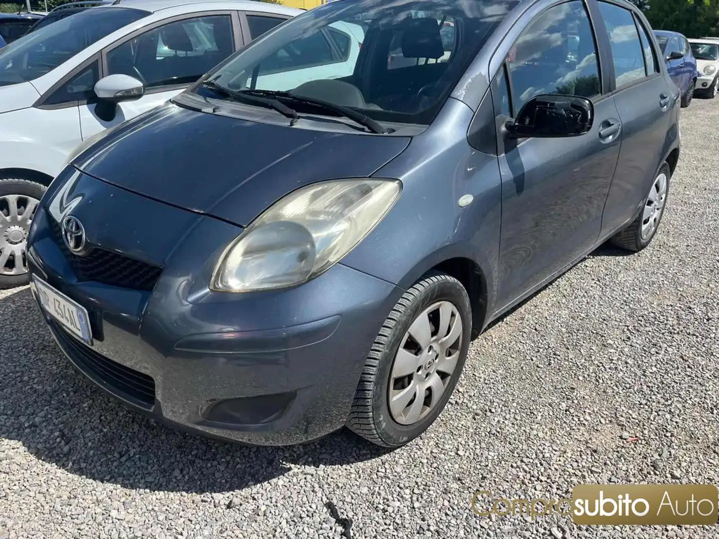 Toyota Yaris 1.0 5 porte Sol ( Garanzia 12 Mesi) Grigio - 2