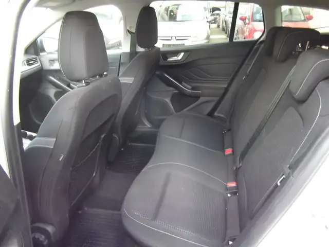 Ford Focus view 22