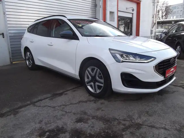 Ford Focus view 3
