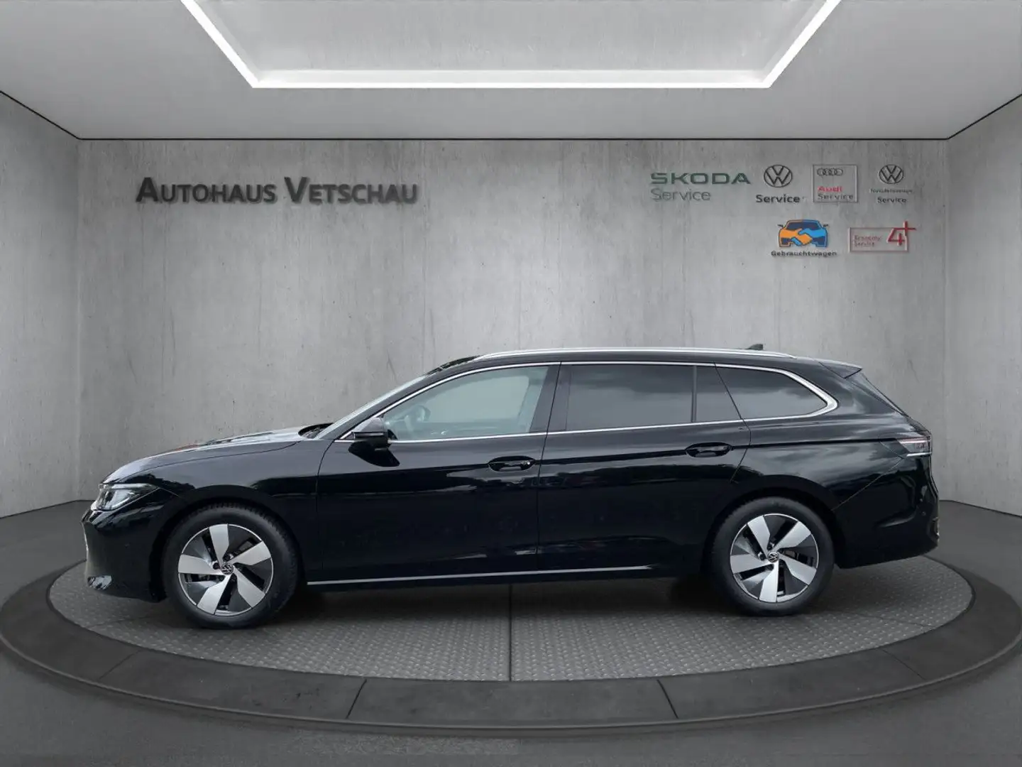Volkswagen Passat Variant 2.0 TDI DSG Elegance Sportpaket LED Zwart - 2