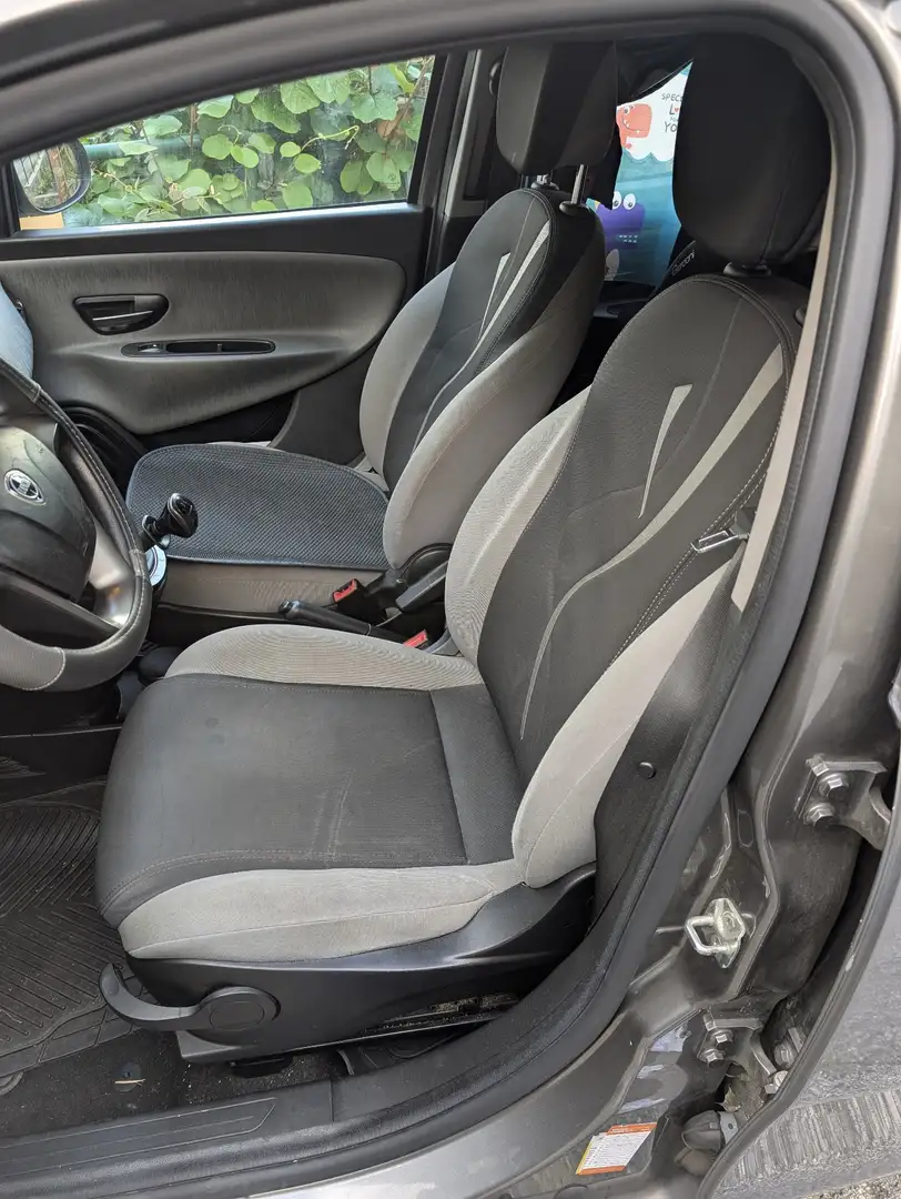 Lancia Ypsilon 1.2 69 CV 5 porte Silver Gris - 2
