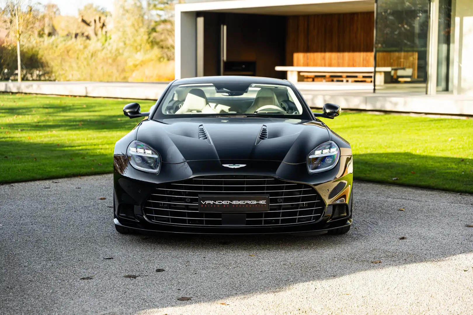 Aston Martin Vanquish V12 / NEW MODEL / PANORAMIC / 21" / B&W / HANDMADE Vert - 2