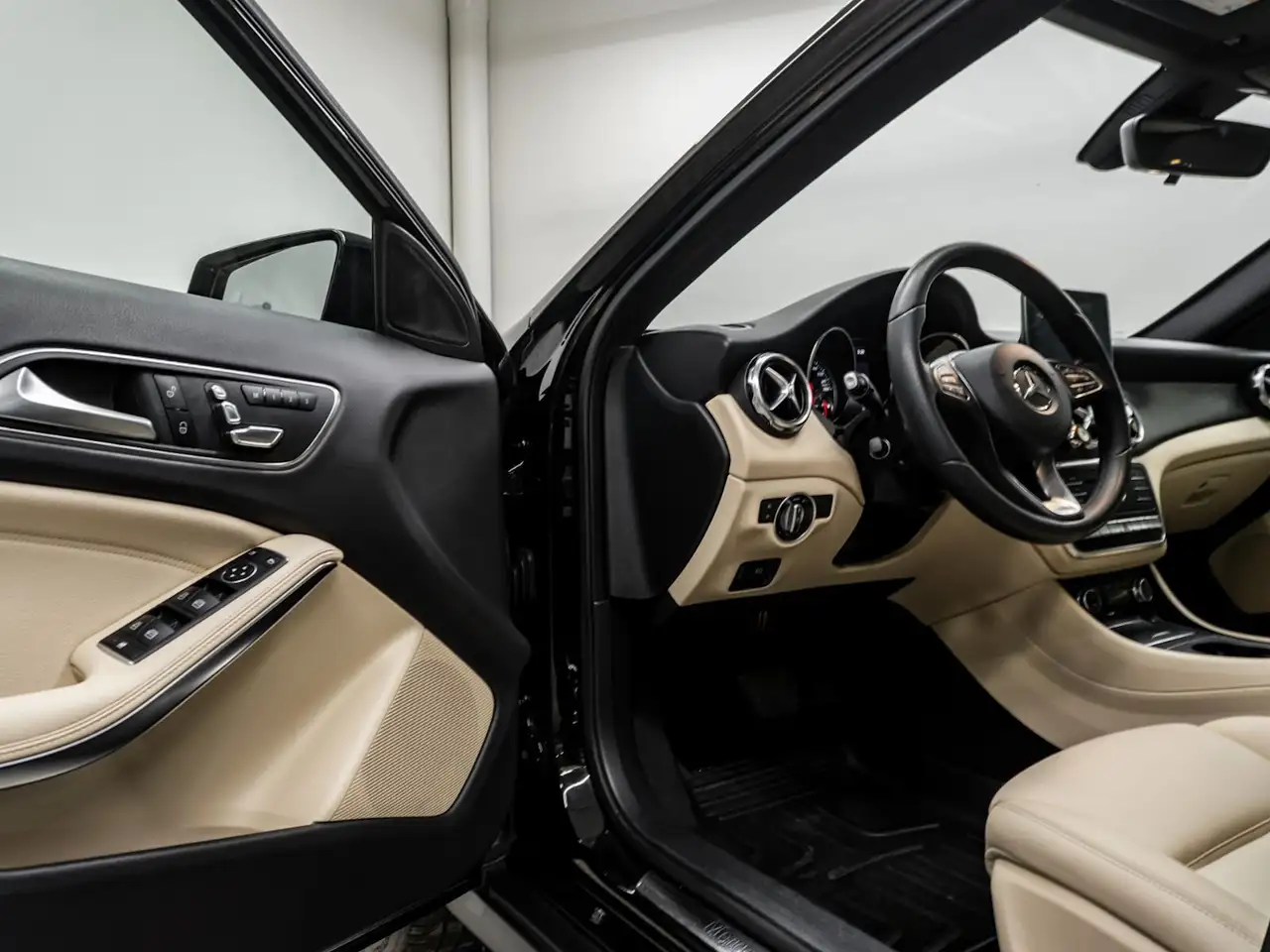 Mercedes-Benz GLA photo Mercedes-Benz GLA