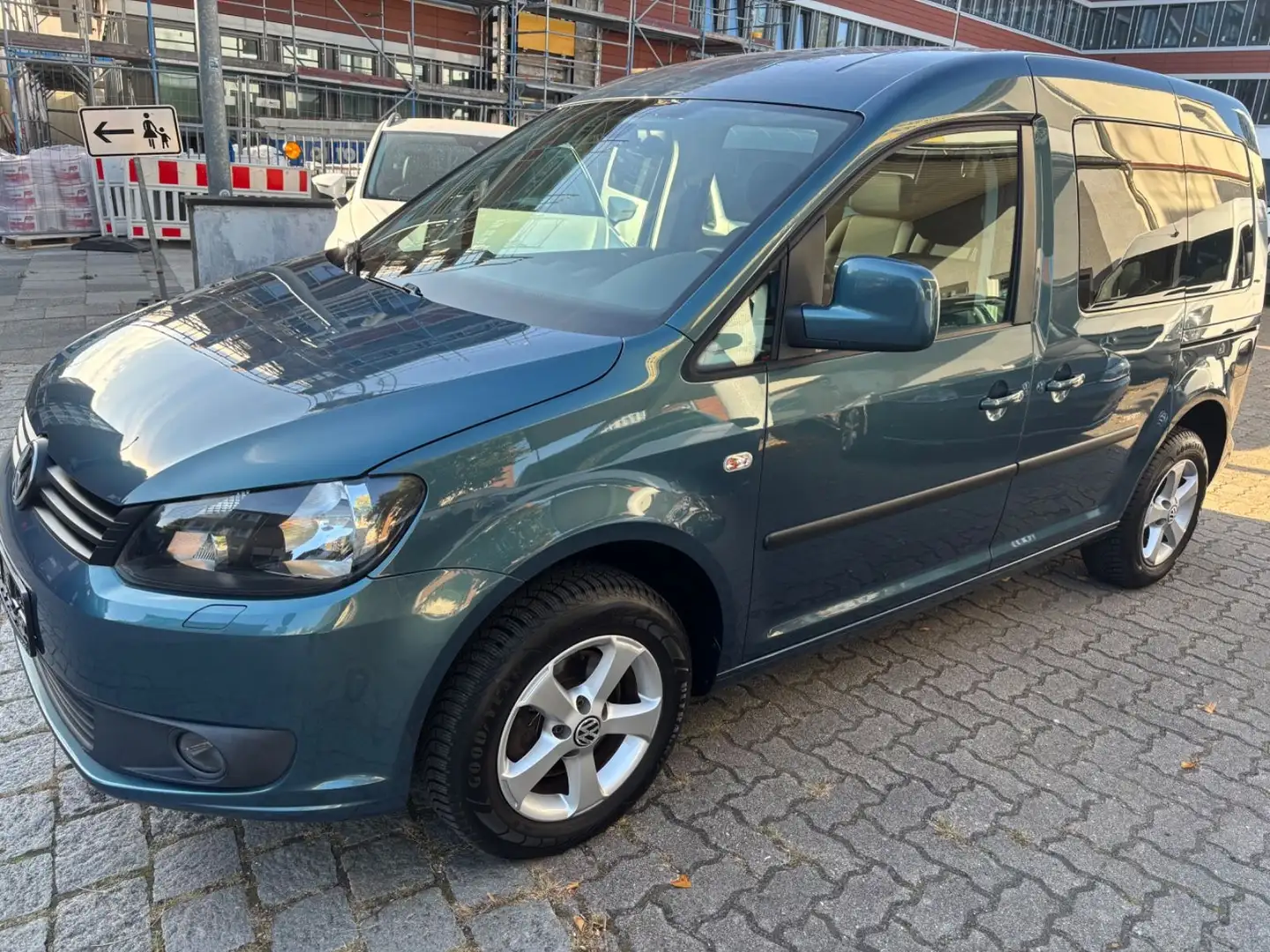 Volkswagen Caddy 1,2TSI 77kW Team Klimaaut. 7-Sitzer 1.Hand Grün - 1
