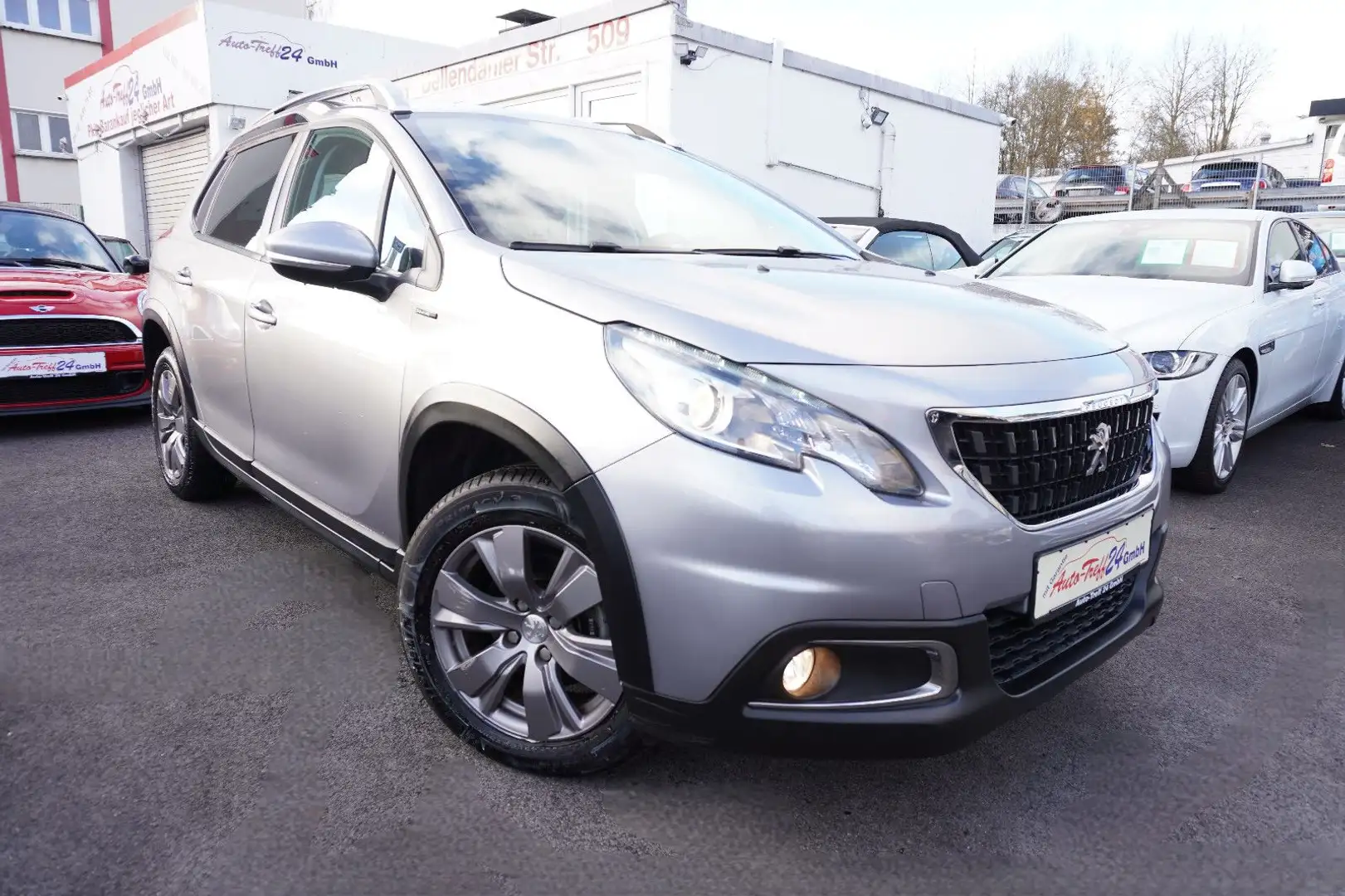 Peugeot 2008 Signature Automatik*Navi*nur 8.425 KM*1.HD Grau - 1