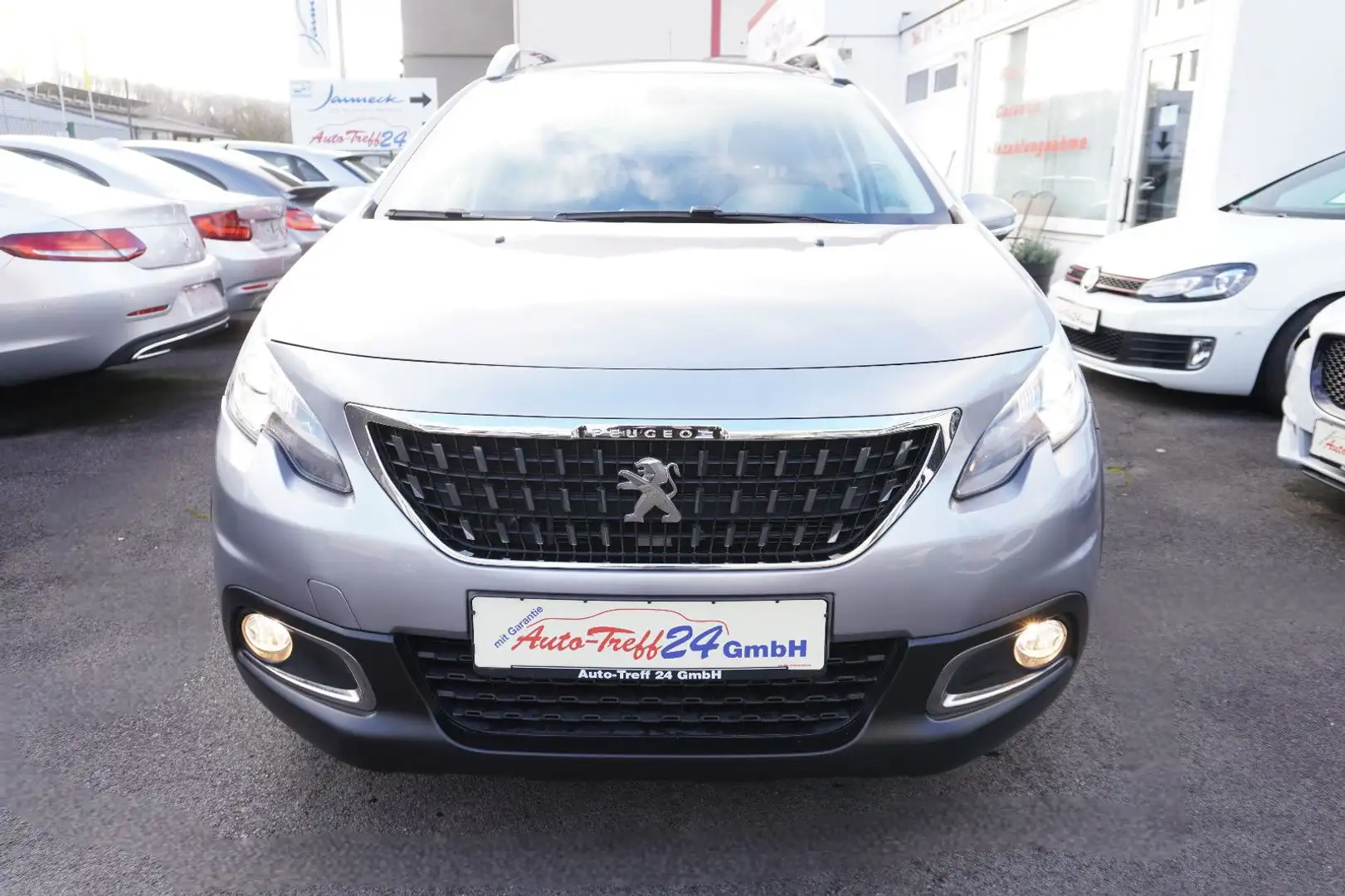 Peugeot 2008 Signature Automatik*Navi*nur 8.425 KM*1.HD Grau - 2