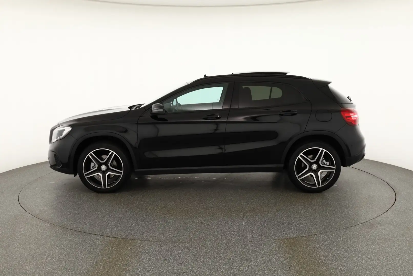 Mercedes-Benz GLA 250 7G-DCT Urban LED Navi Sitzheizung Kamera Schwarz - 2