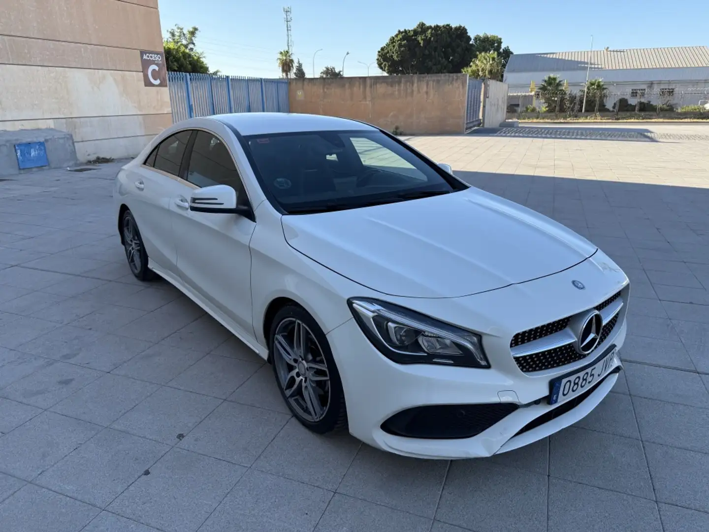 Mercedes-Benz CLA 200 200d AMG Line Weiß - 2