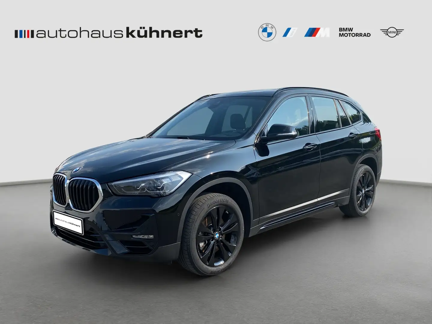 BMW X1 sDrive20i Sport Line PanoSD LED AHK Navi ParkAss A Zwart - 1