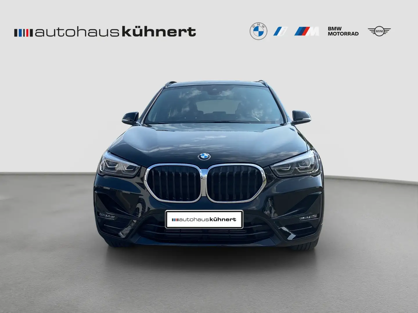 BMW X1 sDrive20i Sport Line PanoSD LED AHK Navi ParkAss A Zwart - 2