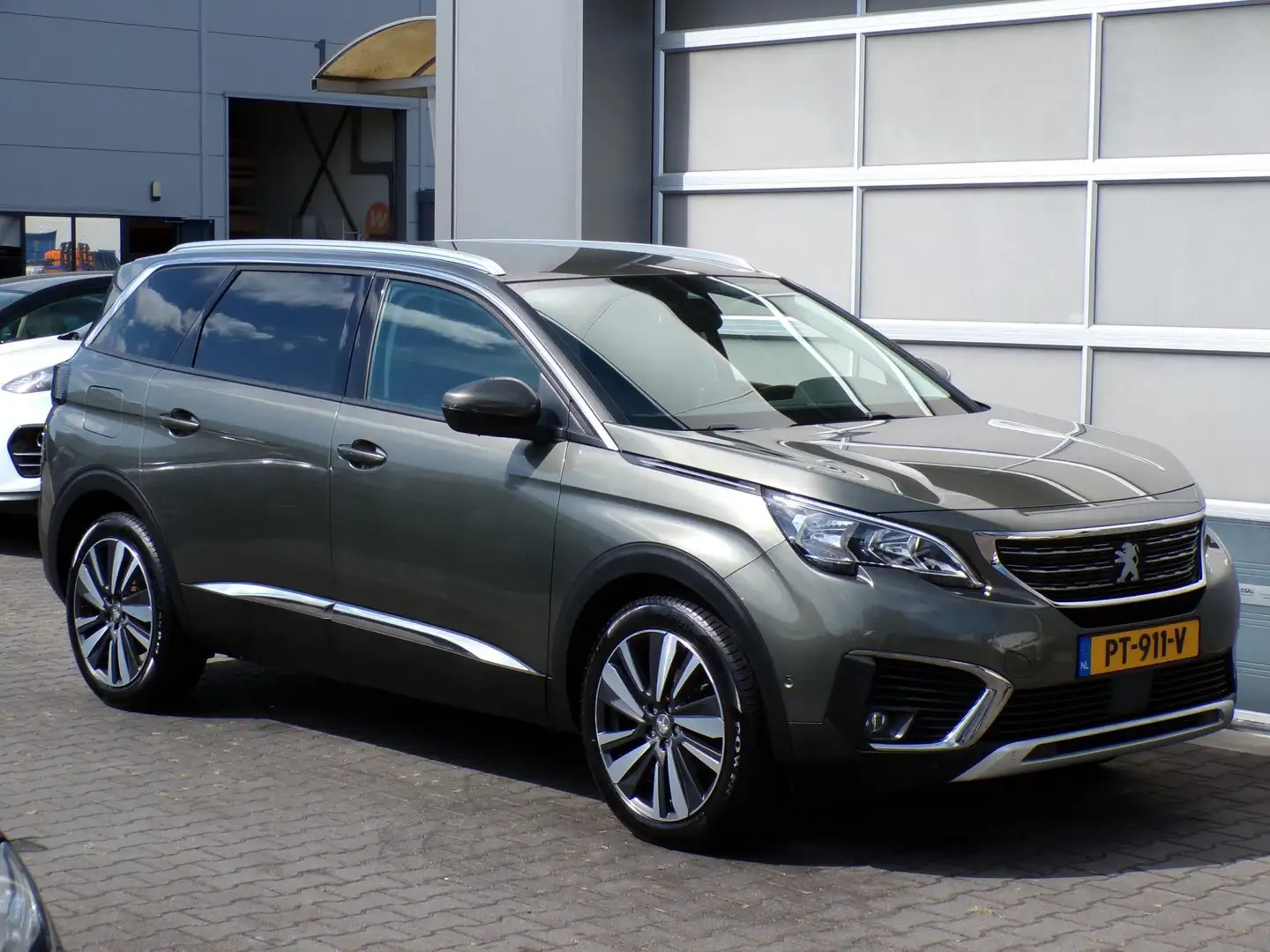 Peugeot 5008 1.2 PureTech Blue Lease Premium|Virtual|Navi|BT Grijs - 1