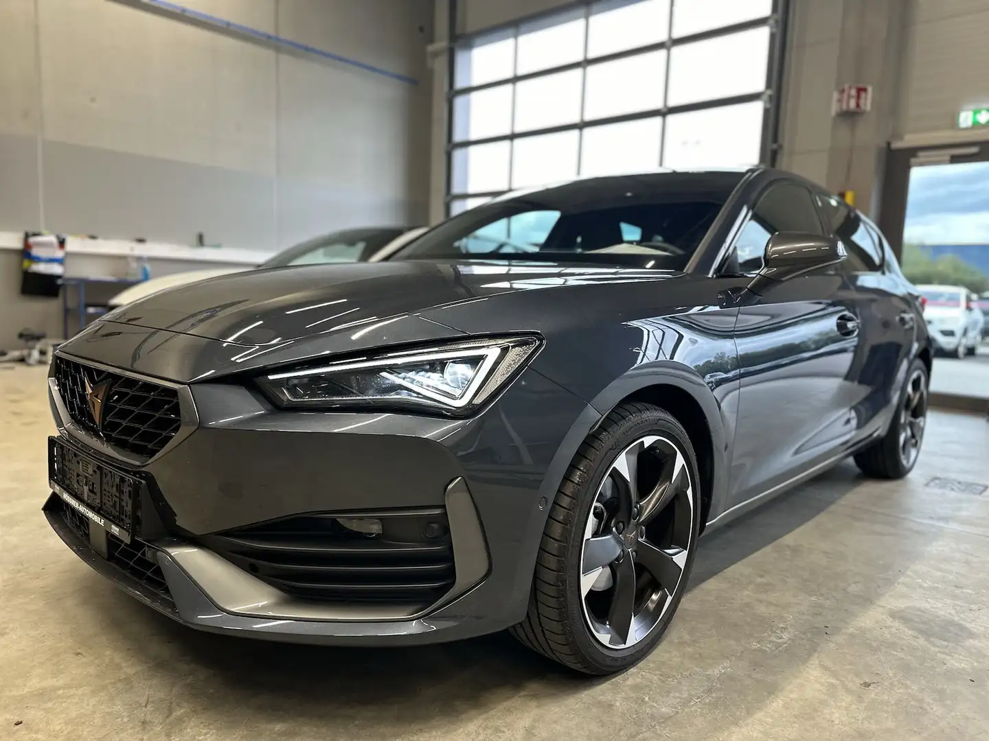 CUPRA Leon 1,5eTSI DSG Matrix ACC Navi Assist L Gris - 2