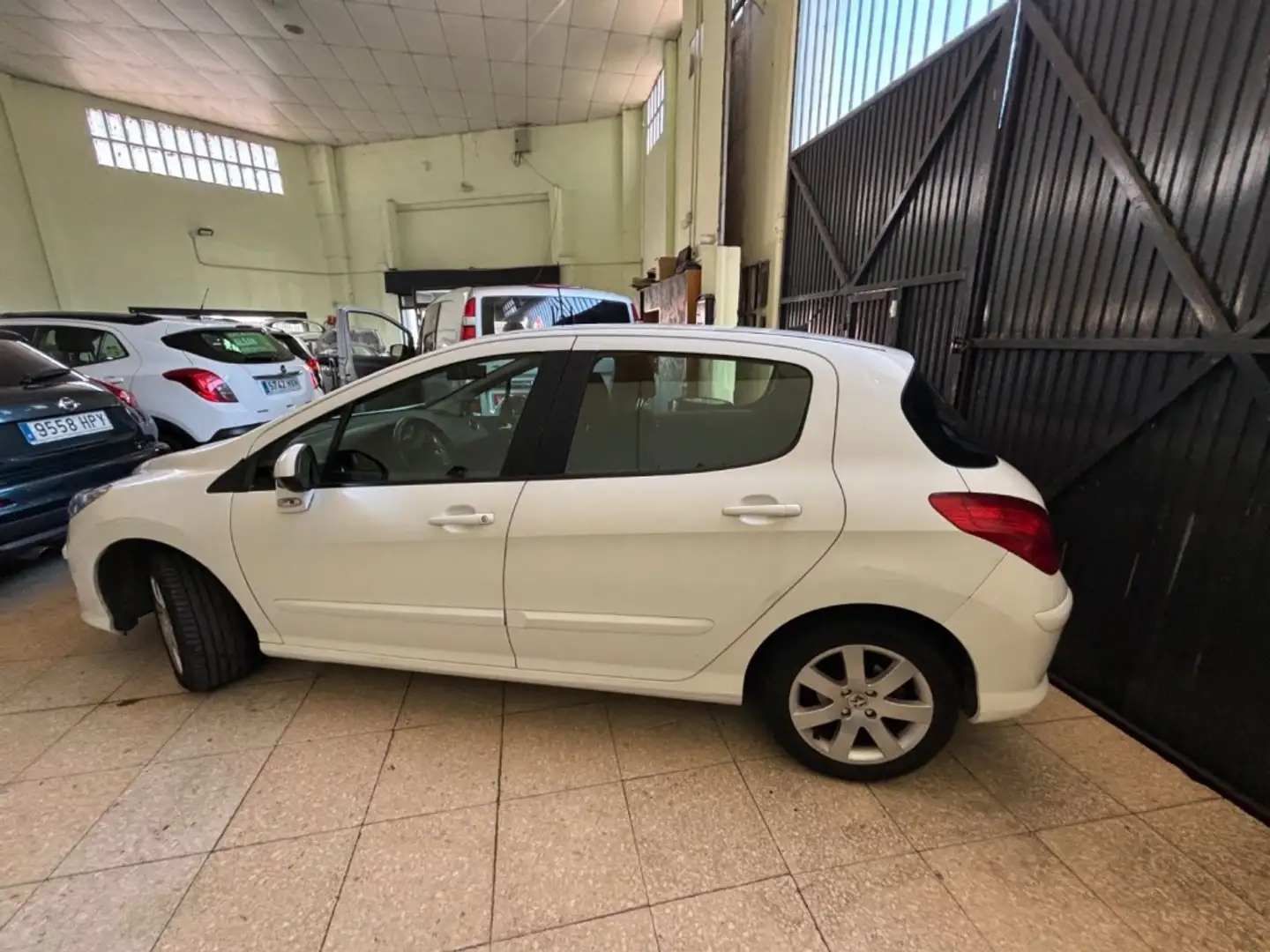 Peugeot 308 1.6HDI FAP Confort 5 vel. Blanco - 2