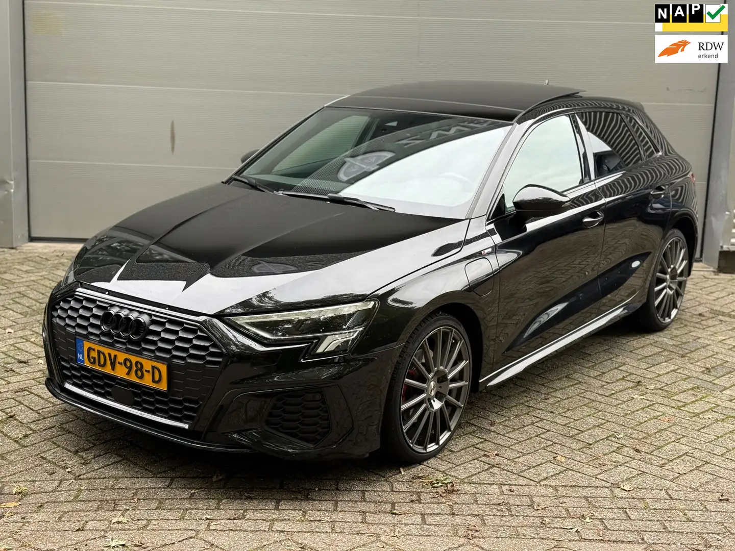 Audi A3 Sportback 45 TFSI e S edition Competition l Pano l Nero - 1