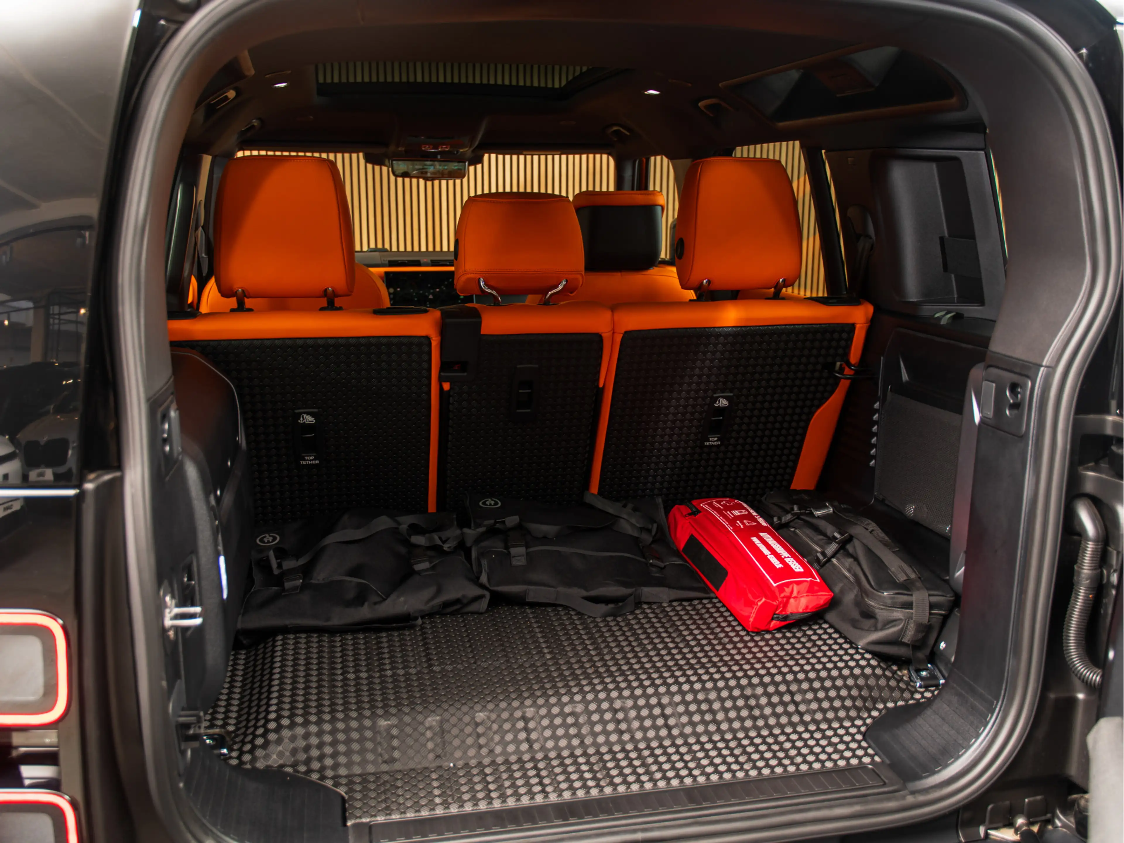 Land Rover Defender 110 2.0 P300e 110 X-Dynamic HSE HERMES KLEUR LEDER — photo 28