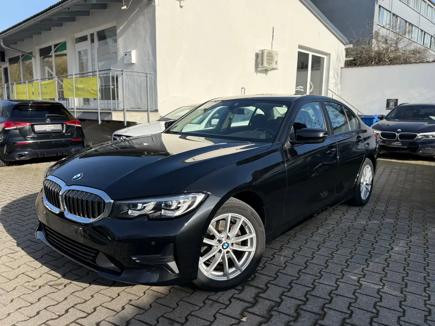 BMW 320 i*xDrive*AHK*Schiebedach*Metallic*Standhzg*uv Schwarz - 1