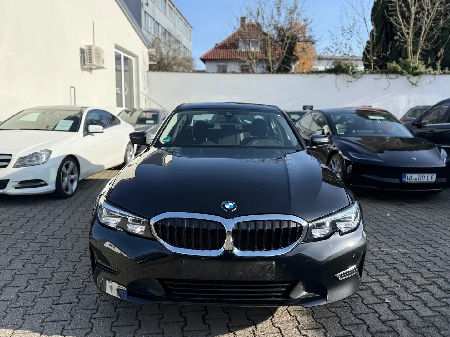 BMW 320 i*xDrive*AHK*Schiebedach*Metallic*Standhzg*uv Schwarz - 2