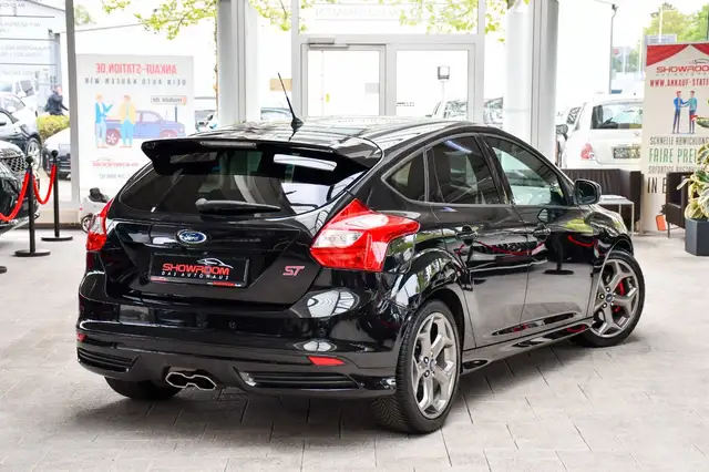 Ford Focus view 2