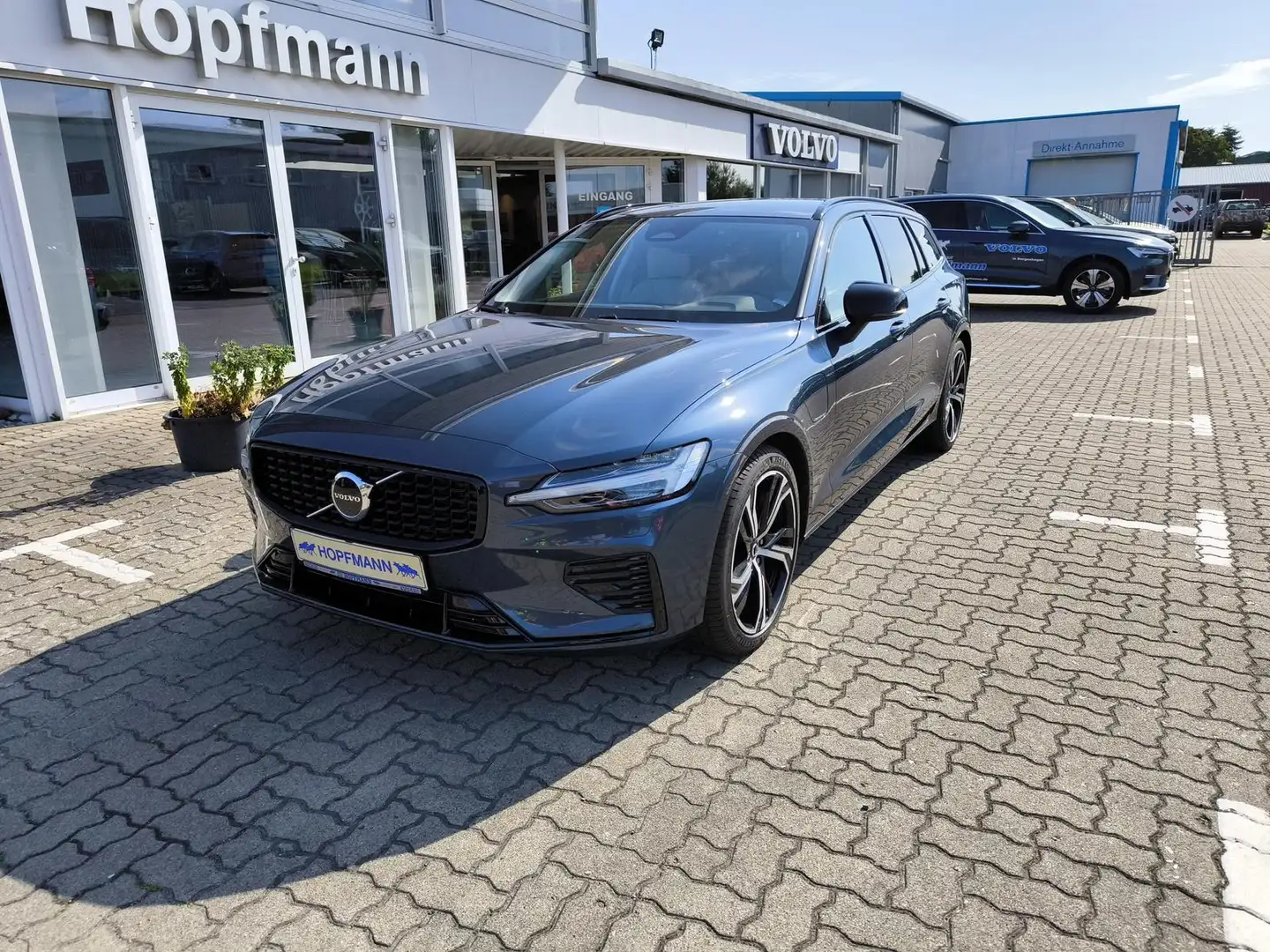 Volvo V60 T6 Recharge Plus Dark Plug-In Hybrid AWD Blau - 1