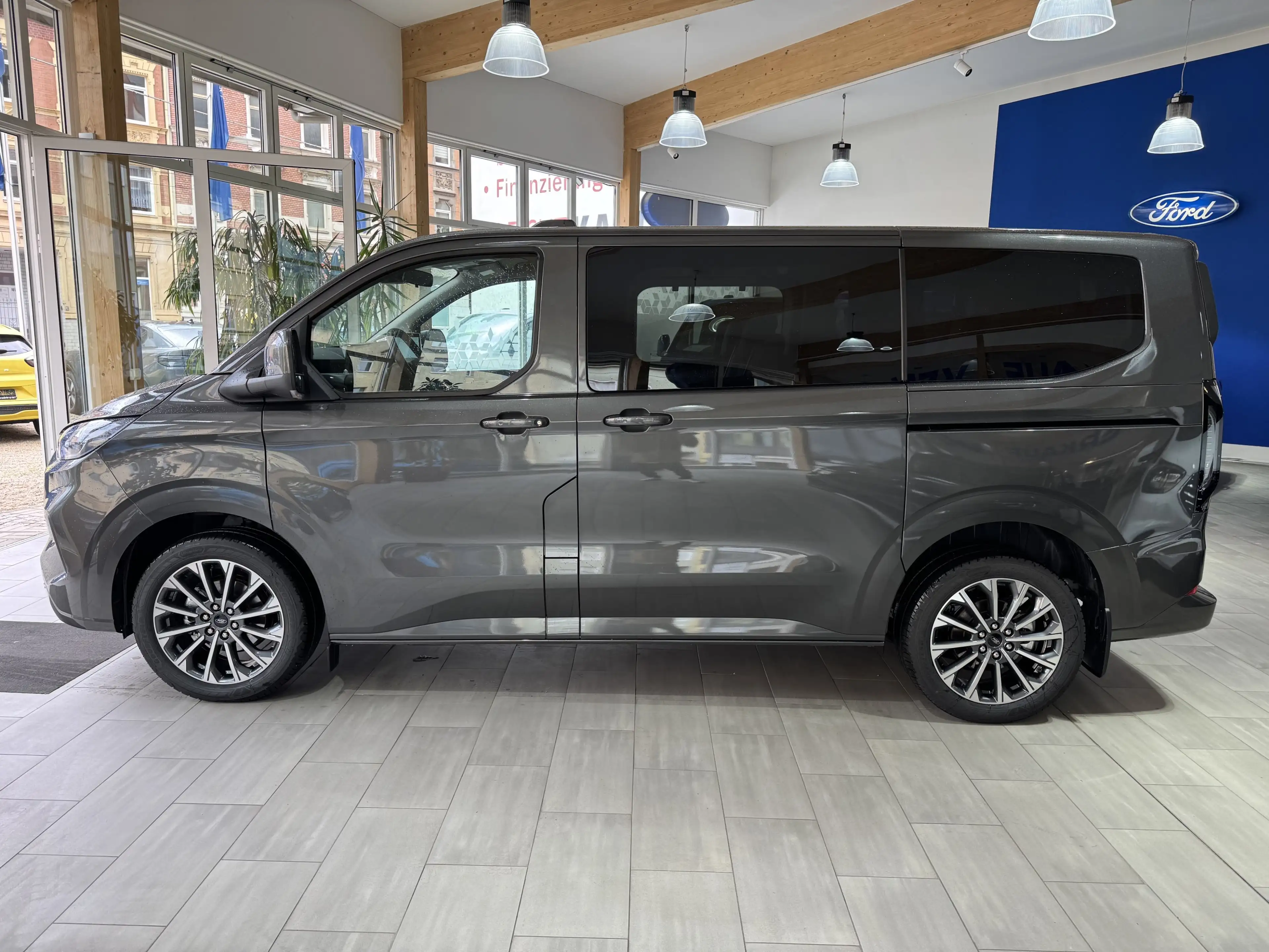 Ford Tourneo Custom 2.0 EcoBlue L1 Titanium — photo 8