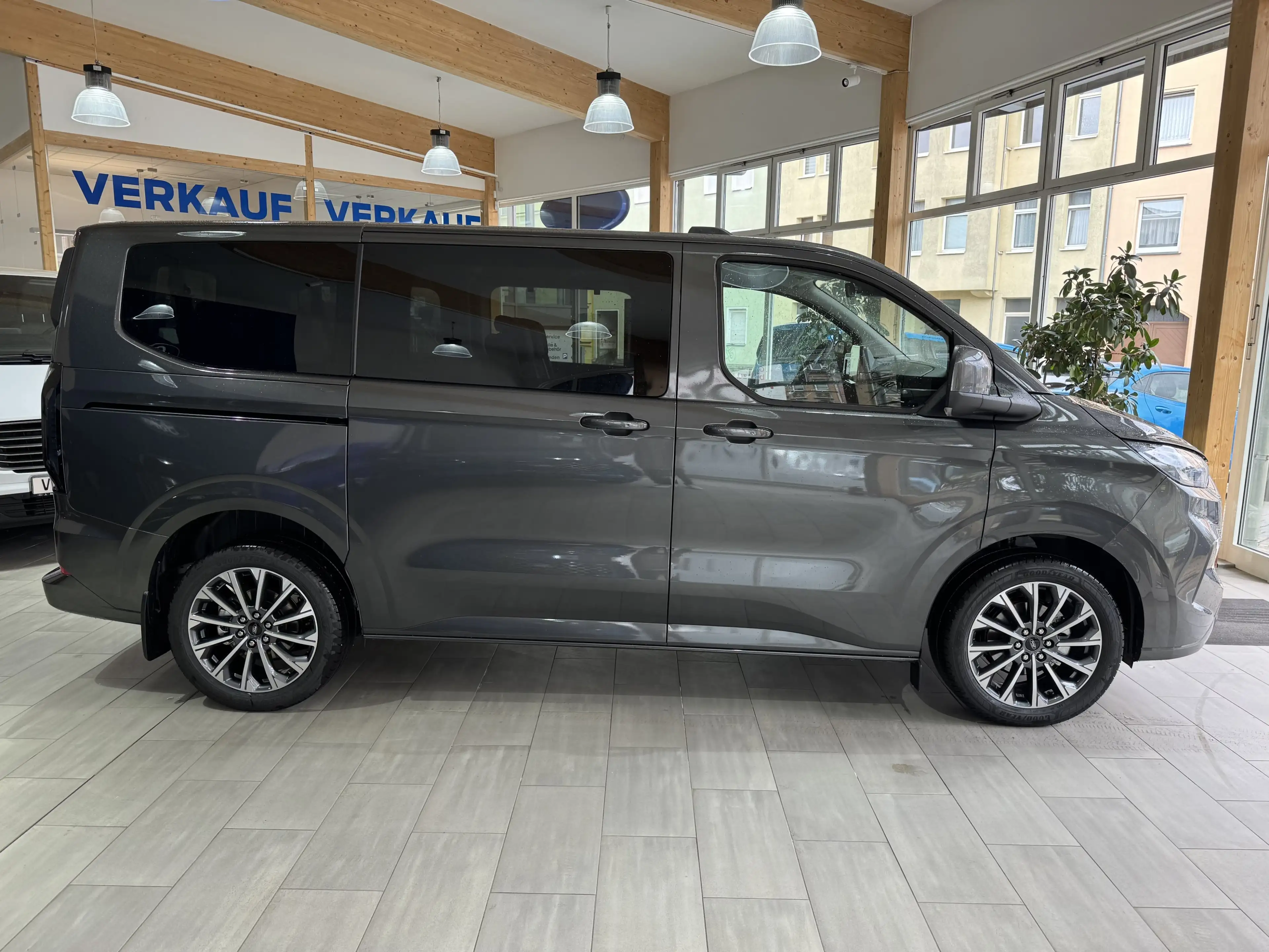 Ford Tourneo Custom 2.0 EcoBlue L1 Titanium — photo 4