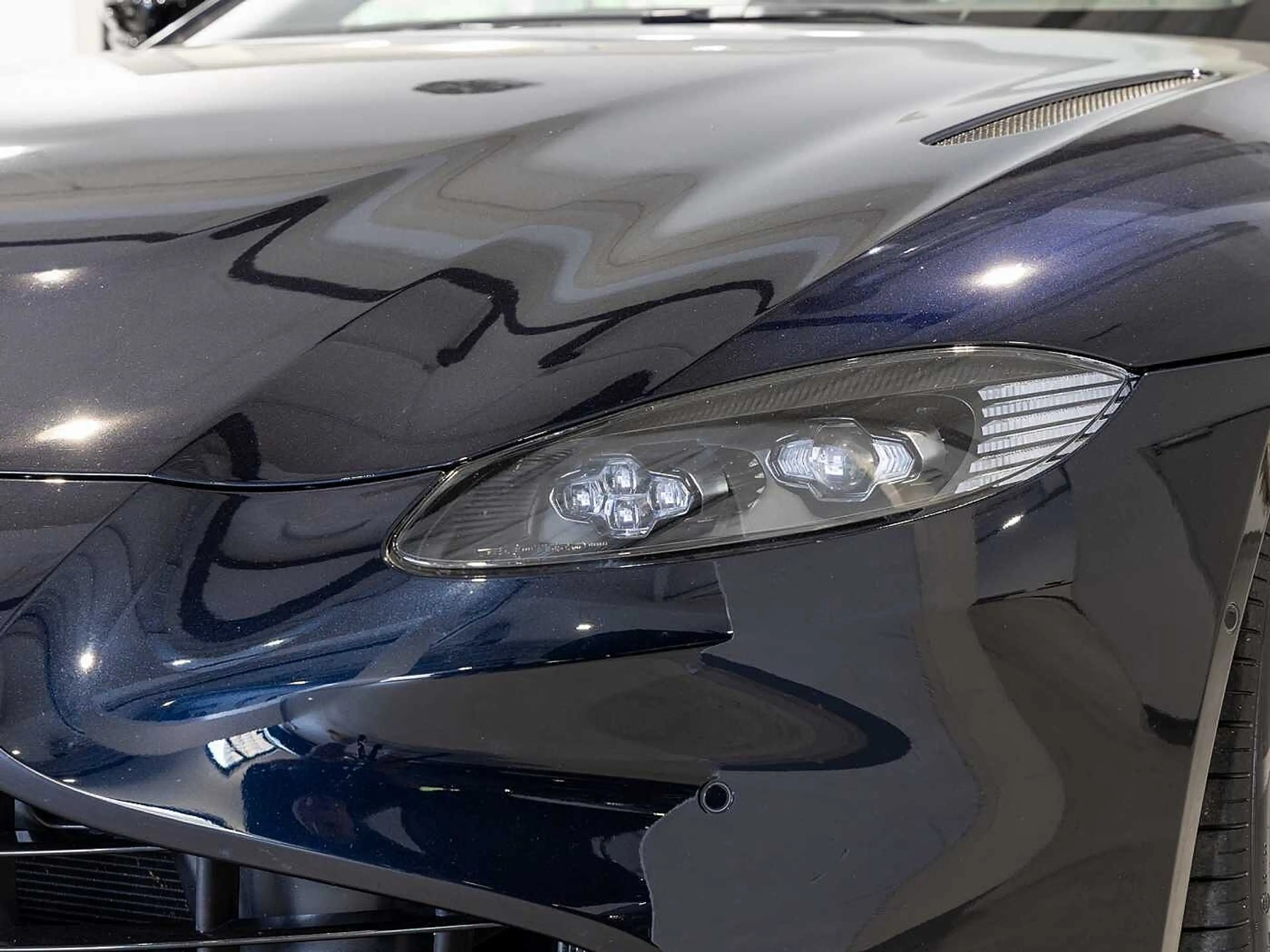 Aston Martin V8 Vantage V8 Roadster -Ultramarine Black- — photo 11