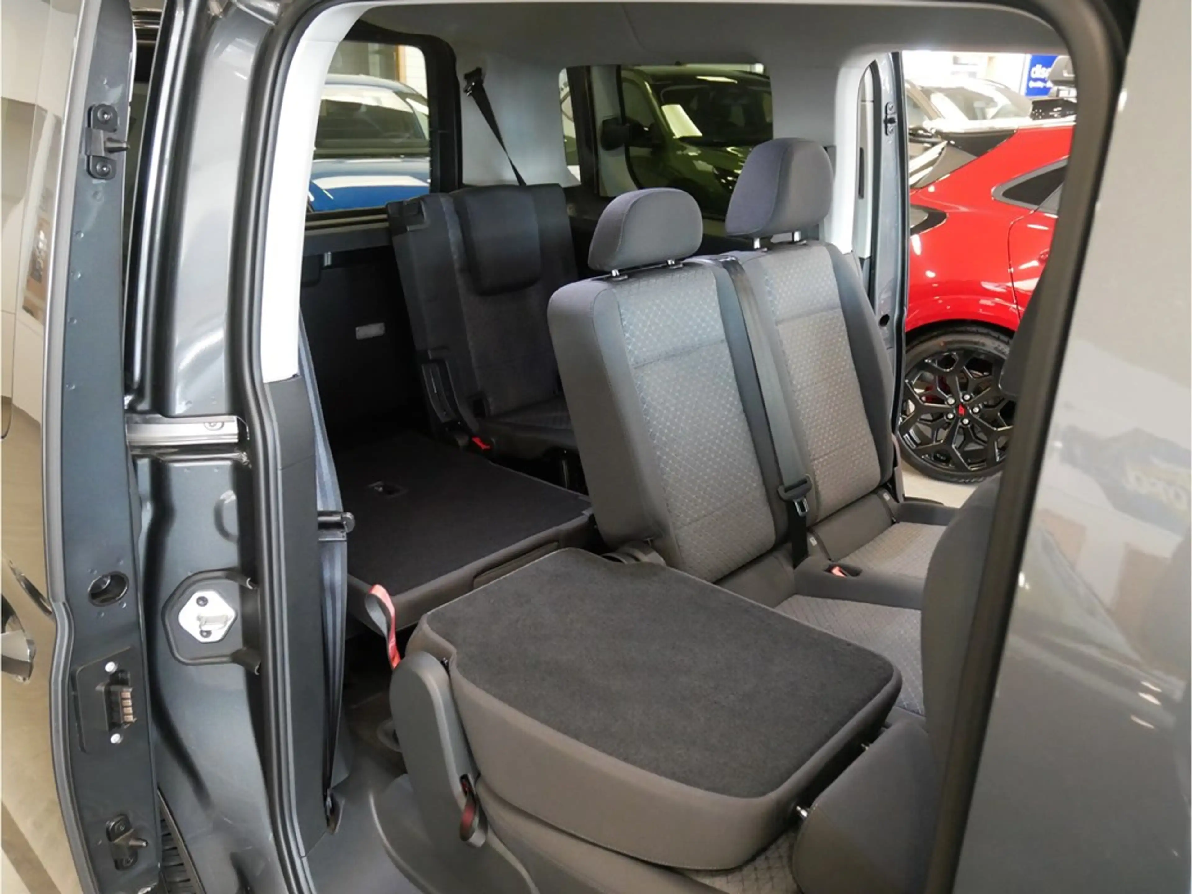 Ford Tourneo Titanium 2.0 EcoBlue 122PS A7 7pl. — photo 6