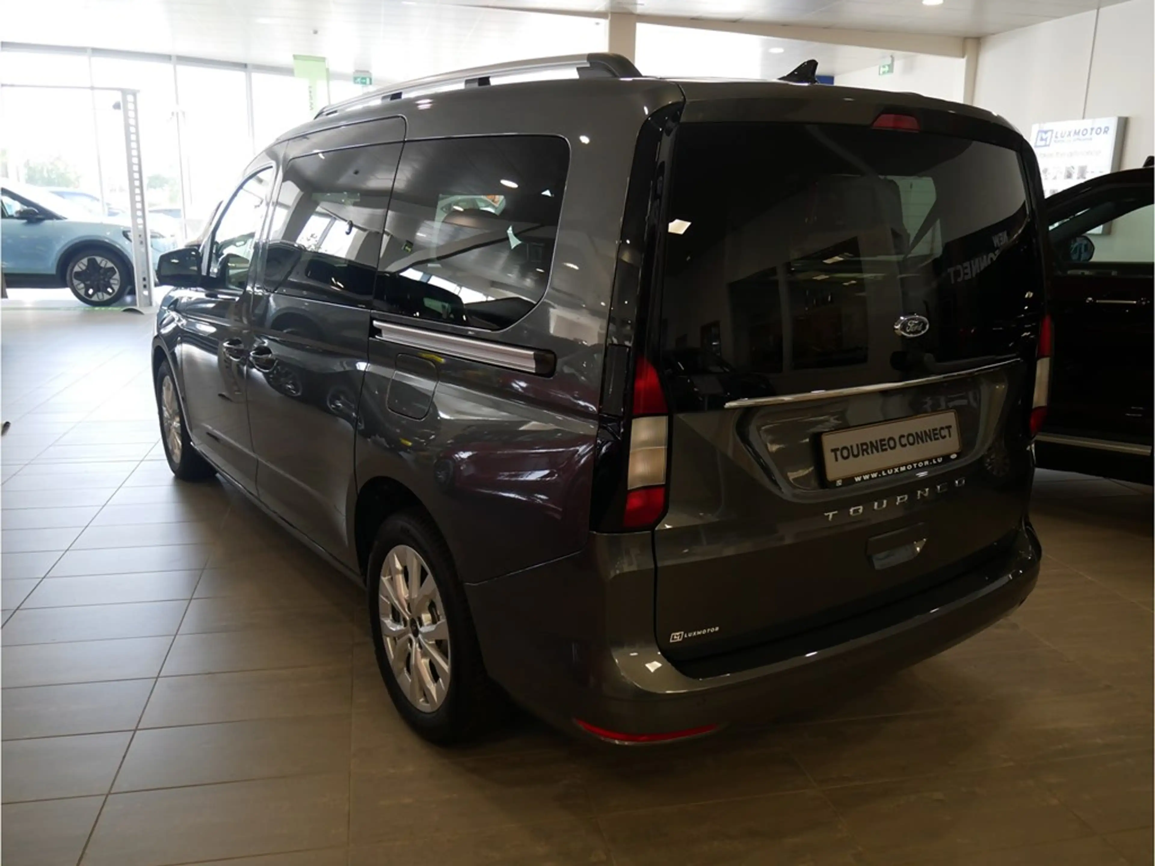 Ford Tourneo Titanium 2.0 EcoBlue 122PS A7 7pl. — photo 3