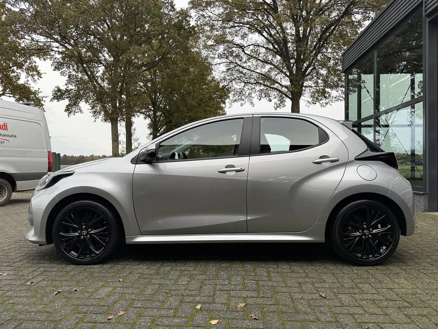 Toyota Yaris 1.5 Hyb. Active Grijs - 2