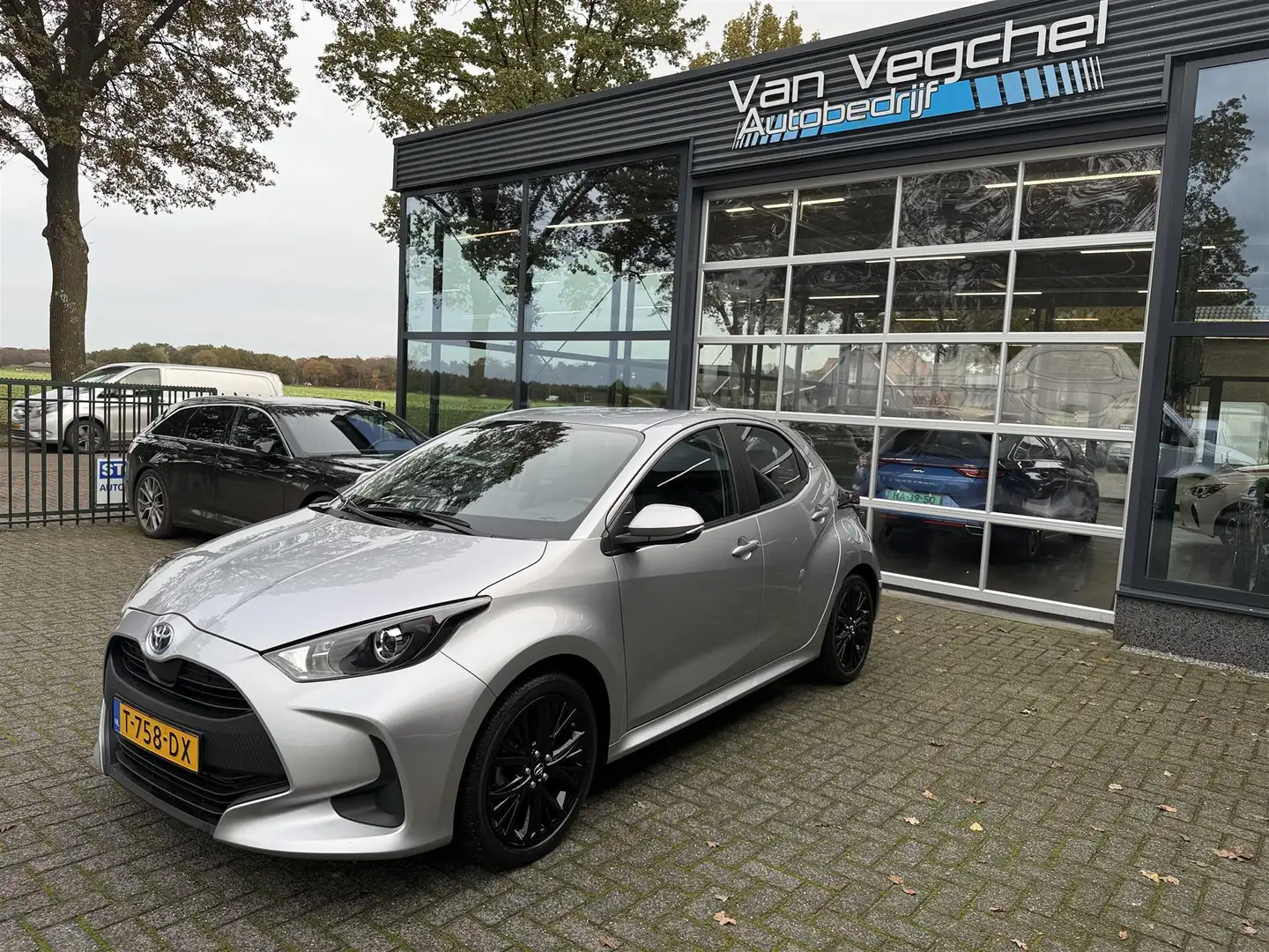 Toyota Yaris 1.5 Hyb. Active Grijs - 1