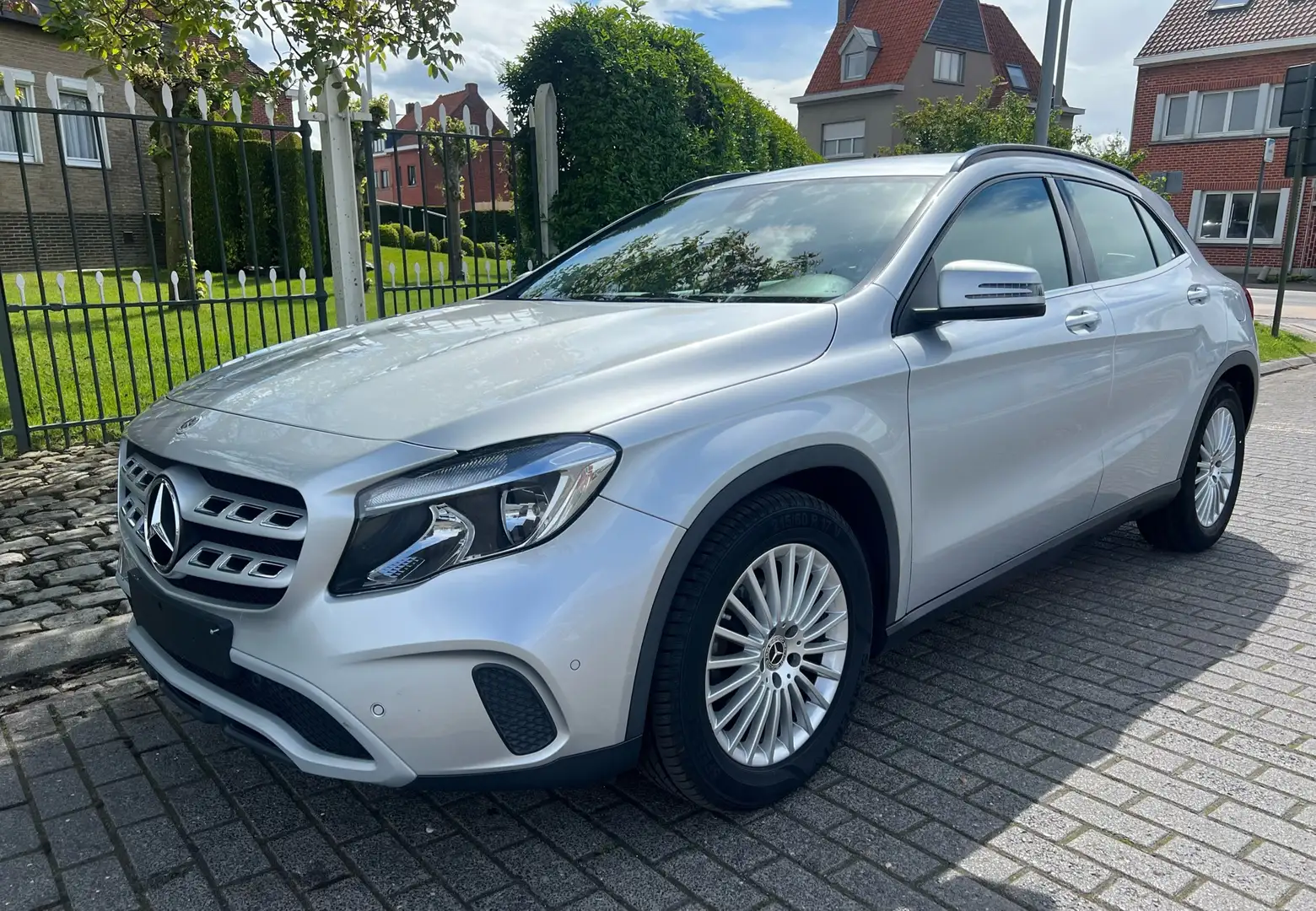 Mercedes-Benz GLA 180 Style Automaat Silber - 1