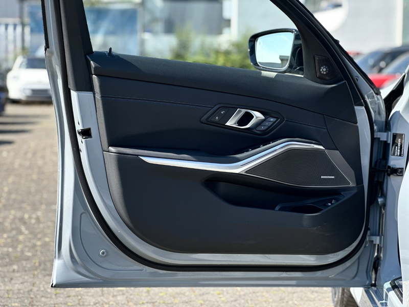 BMW 340 M340d xDrive Touring M-Sport Pro HK HiFi DAB LED P — photo 9
