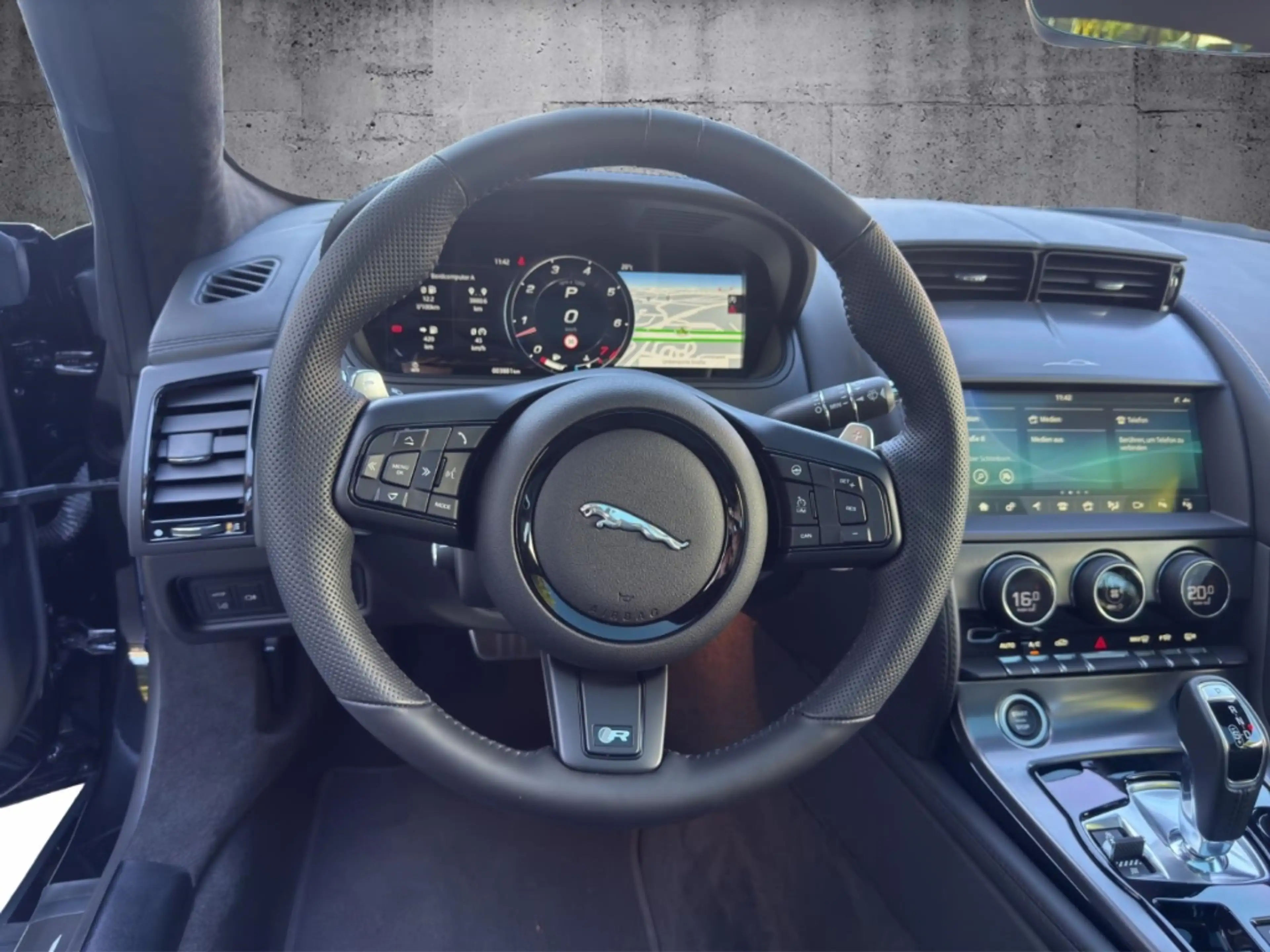 Jaguar F-Type R AWD Black Pack Panorama Navi Leder Memory Meridi — photo 12