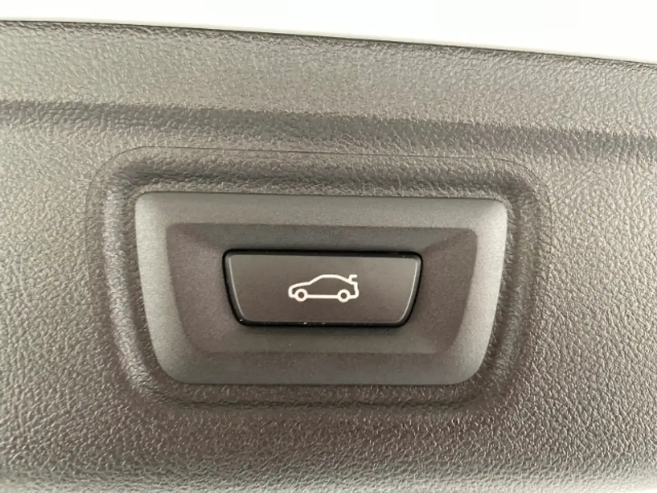 BMW 318 i Touring MSport Automatik LED Navi Pano PDC 8