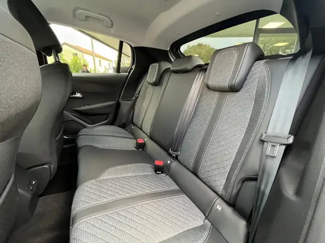 Peugeot 208 view 9