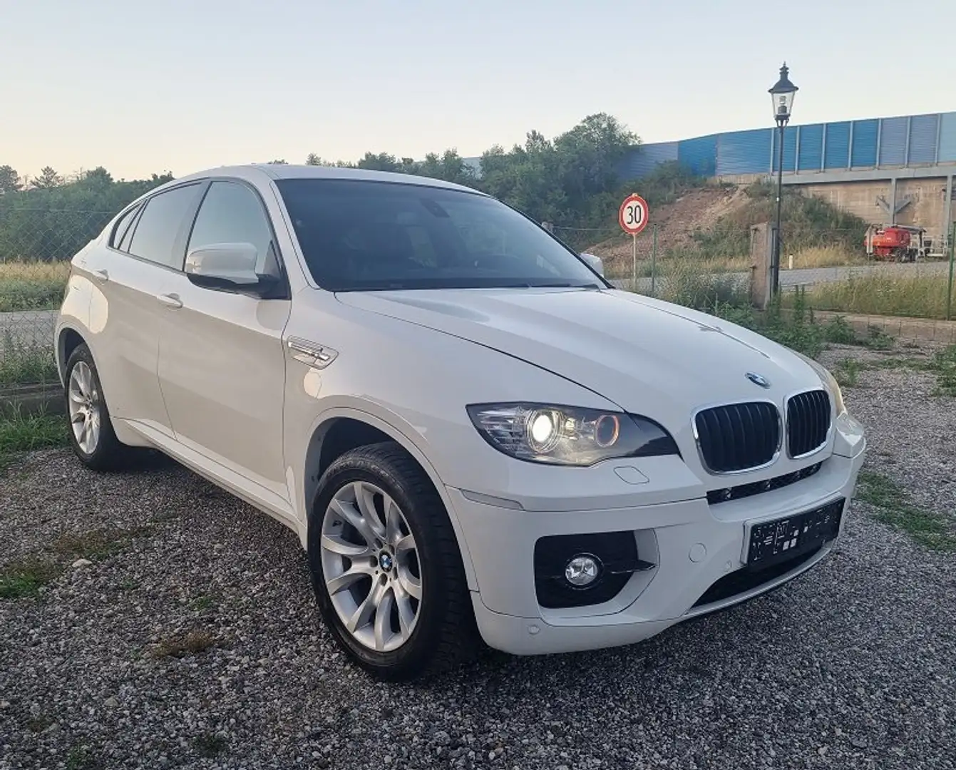 BMW X6 M Aut. Weiß - 2