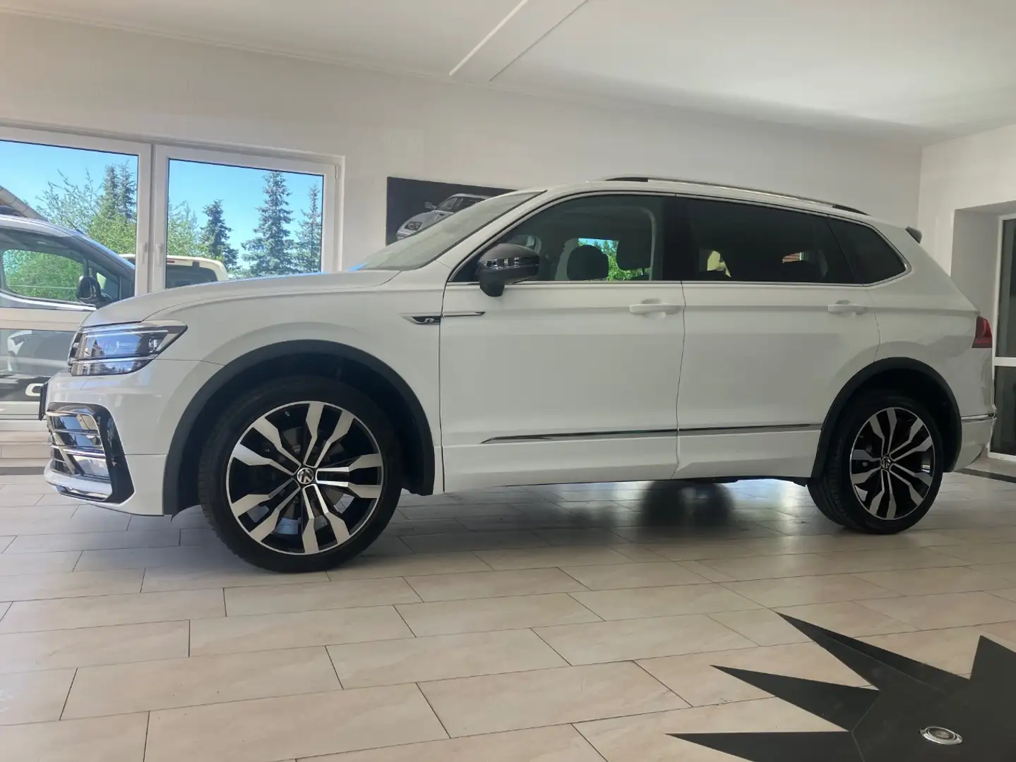 Volkswagen Tiguan Allspace 2.0 TDI 4M DSG Highline R-Line Panorama Weiß - 2