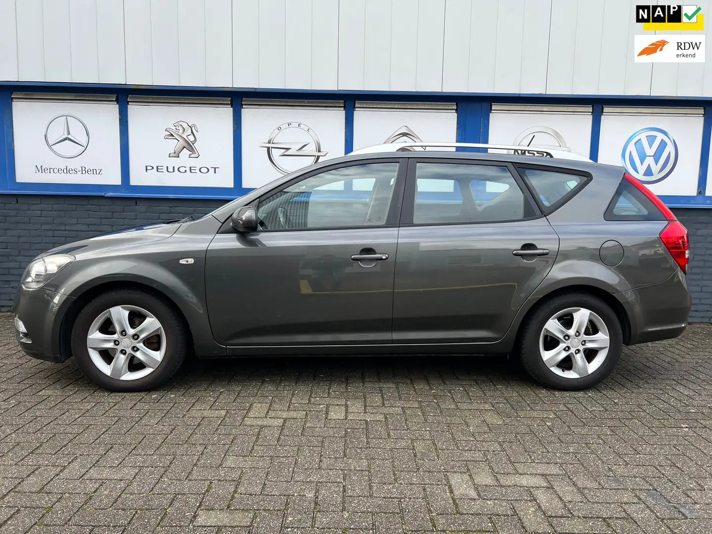 Kia Ceed / cee'd Sporty Wagon 1.4 CVVT Navigator Plus Pack 2012 445 Grau - 1